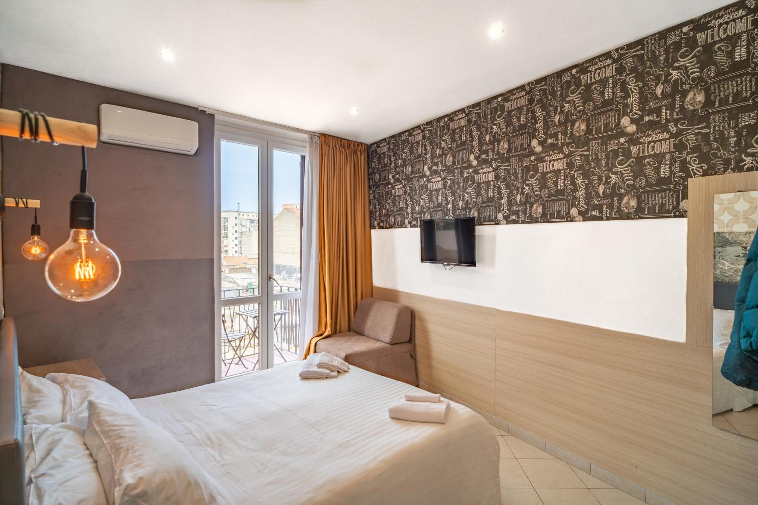 Double Room with Balcony - Photo 4