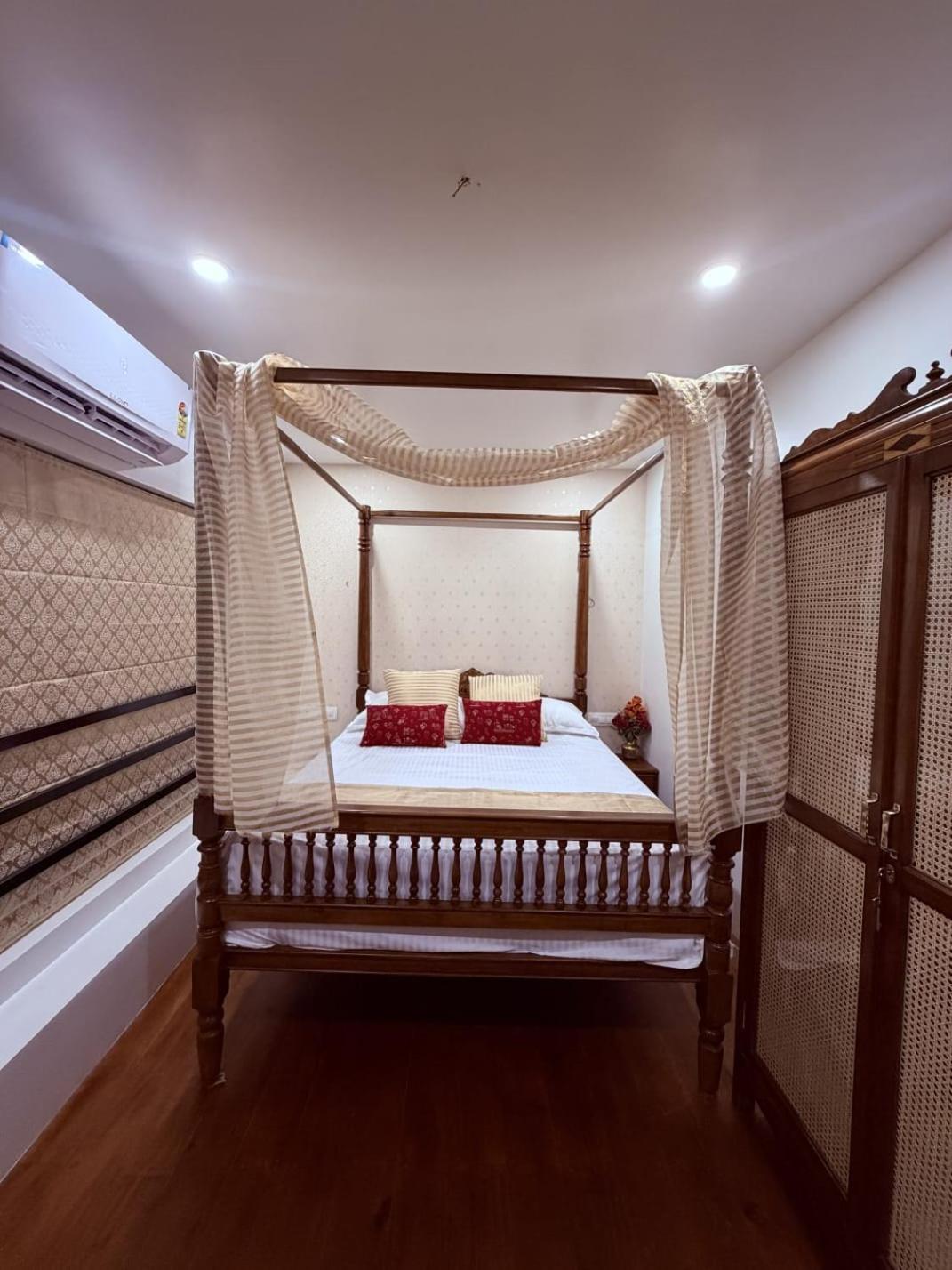 One Bedroom Luxury Private Houseboat - Photo 6