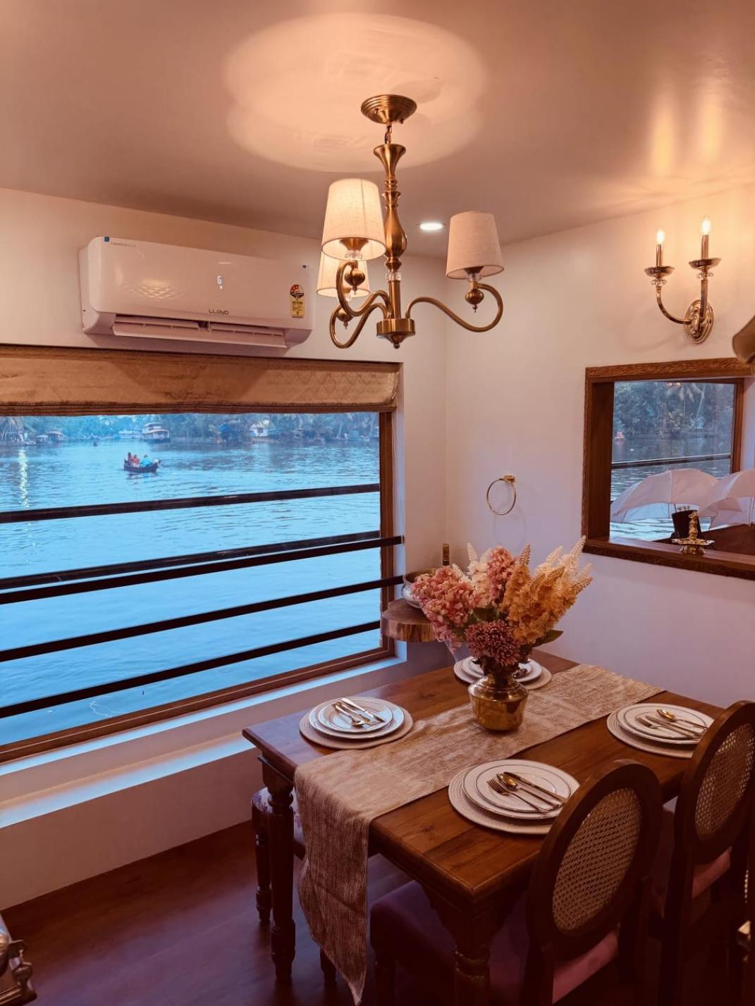 One Bedroom Luxury Private Houseboat - Photo 1