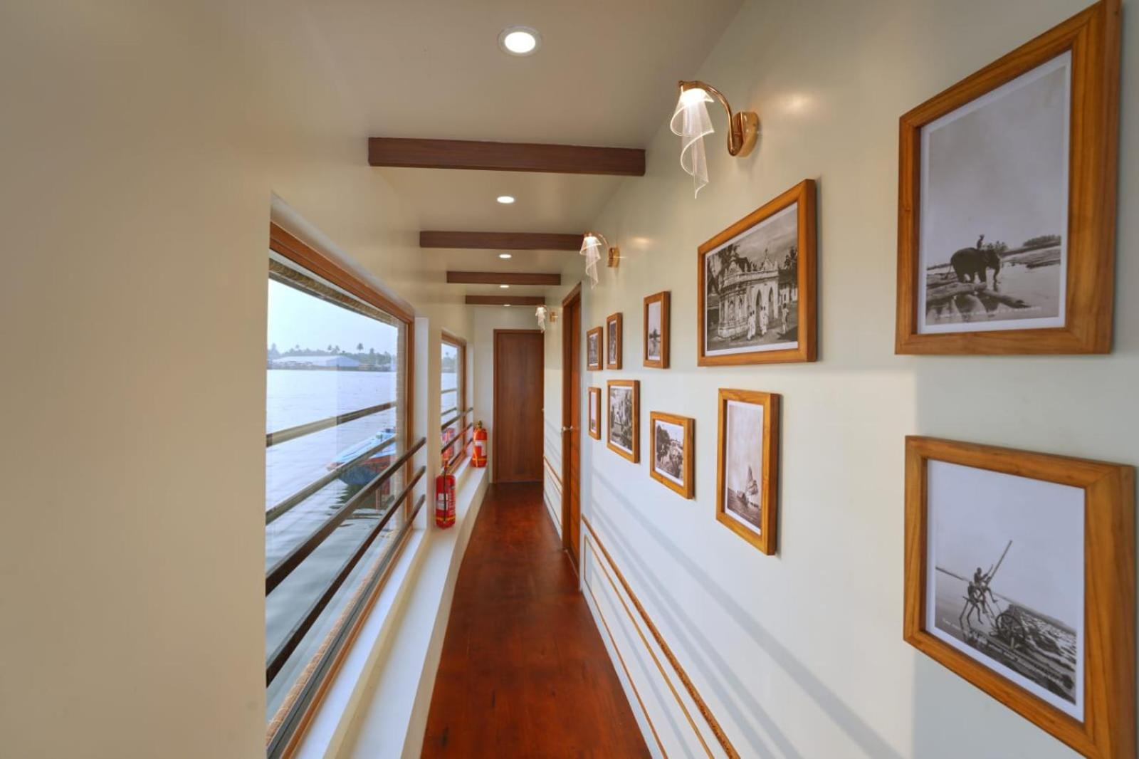 One Bedroom Luxury Private Houseboat - Photo 2