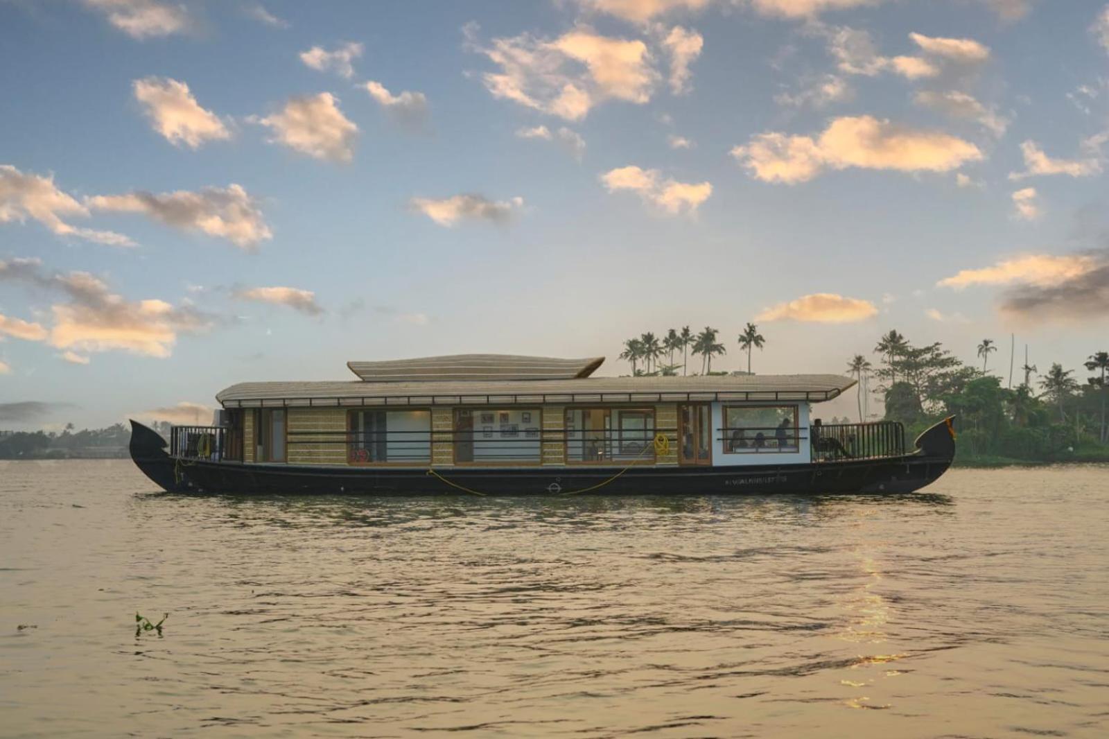 One Bedroom Luxury Private Houseboat - Photo 3