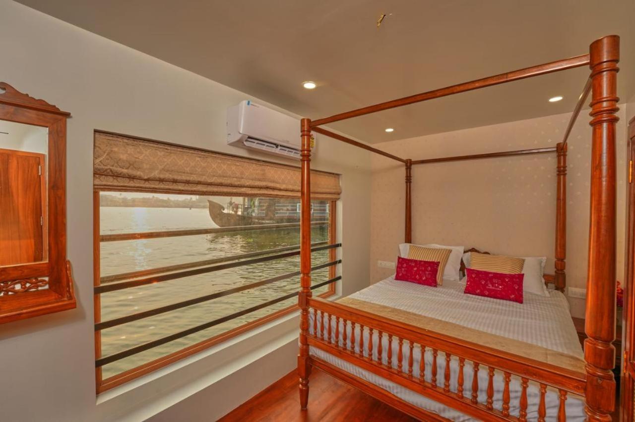 One Bedroom Luxury Private Houseboat - Photo 4