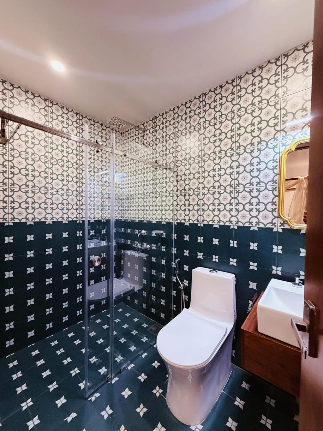 One Bedroom Luxury Private Houseboat - Photo 5
