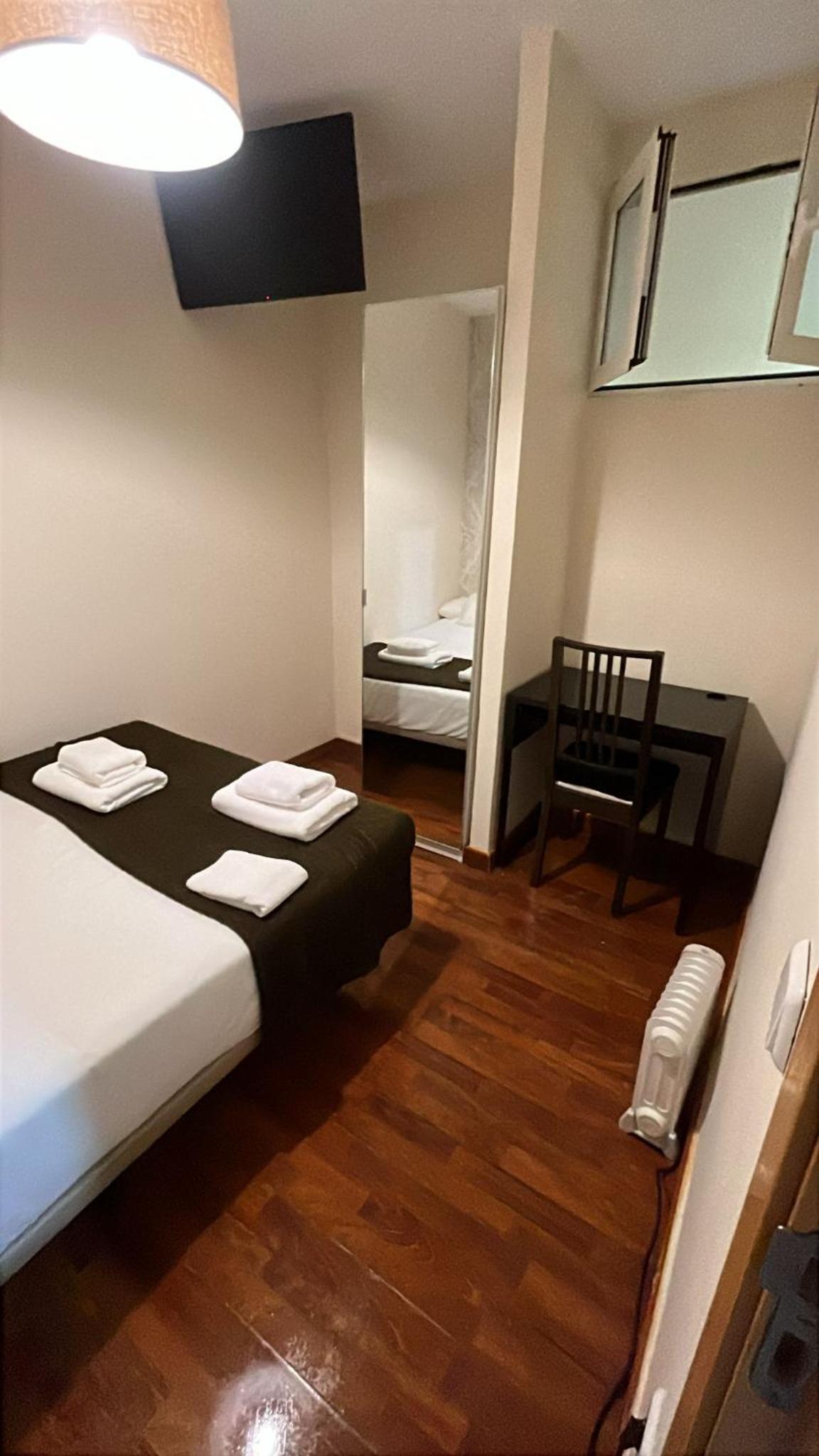 Double Room with Shared Bathroom photo 2