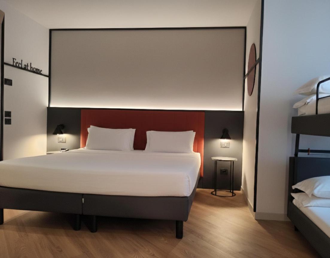 Comfort King Room with Sofa Bunk Bed - Non-Smoking - Photo 2
