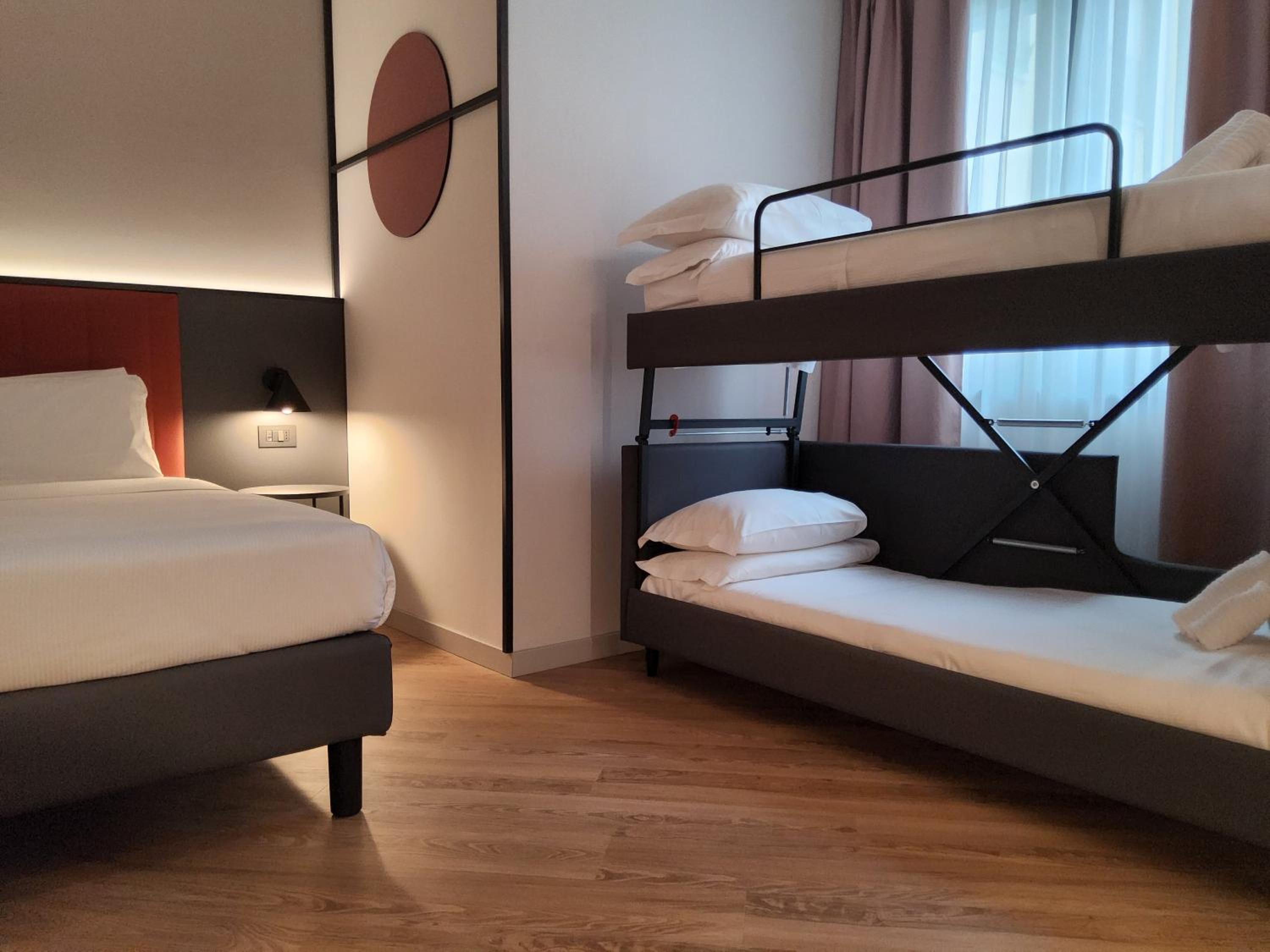 Comfort King Room with Sofa Bunk Bed - Non-Smoking - Photo 3
