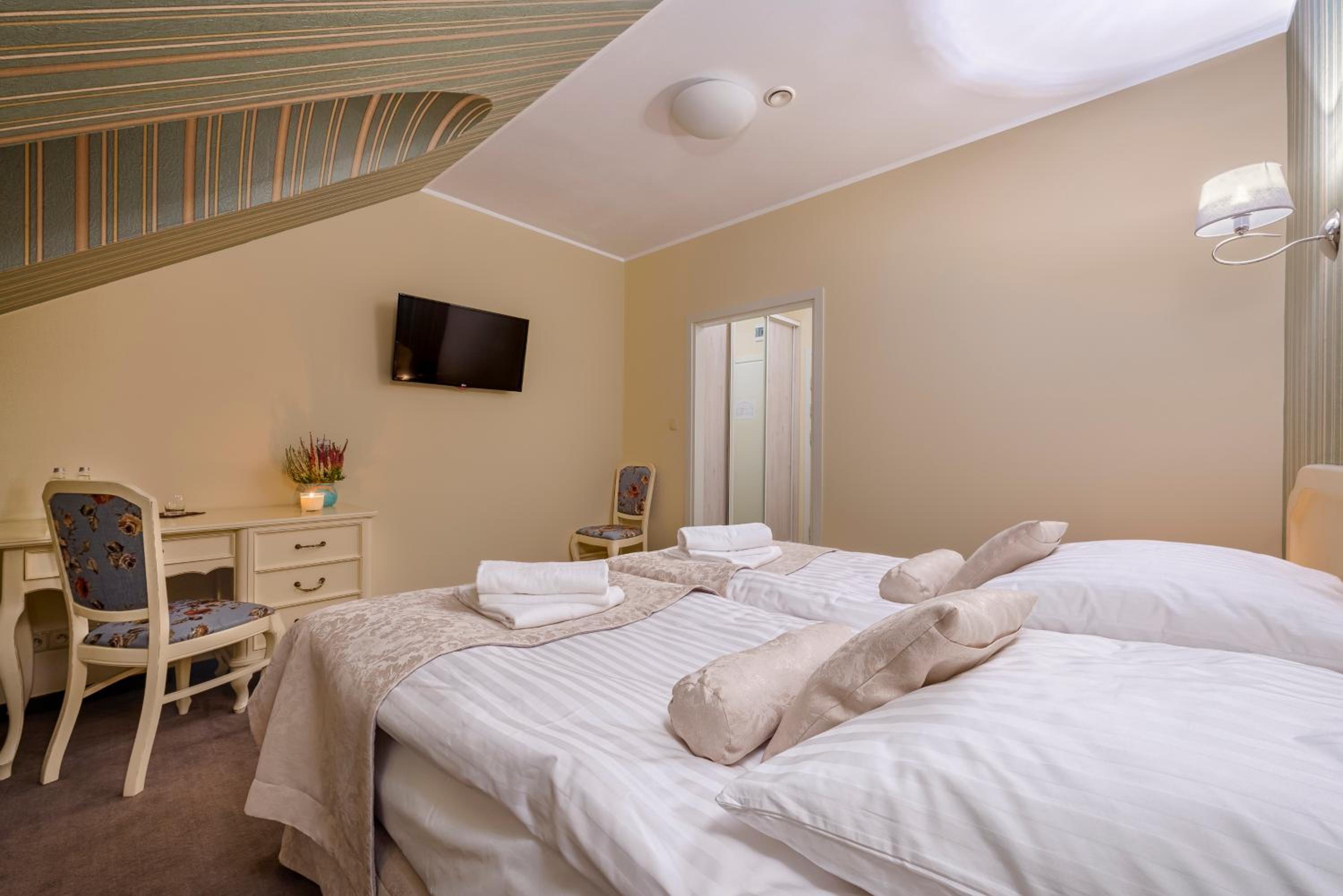 Double or Twin Room - Photo 4