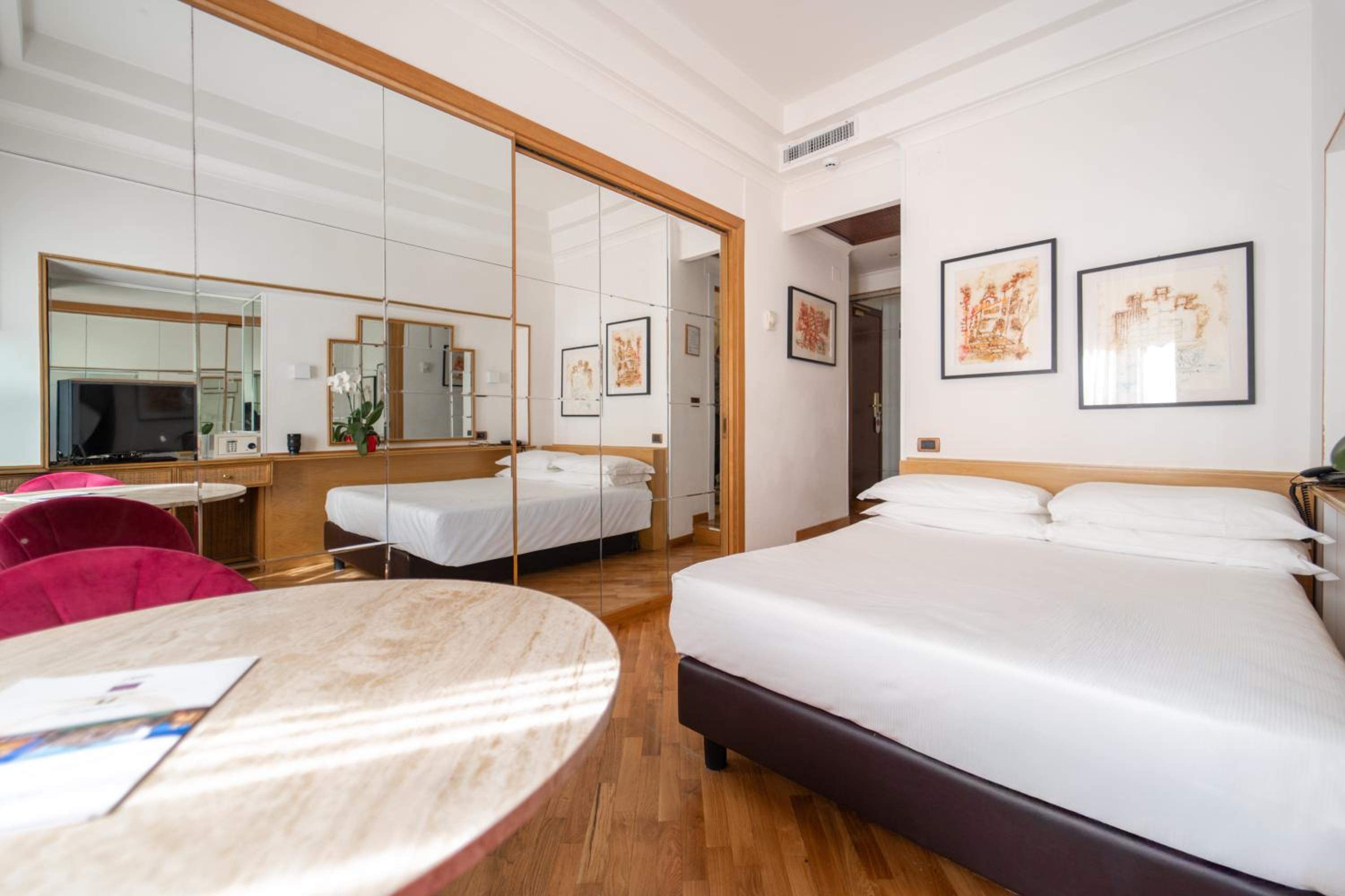 Small Double Room thumbnail 5