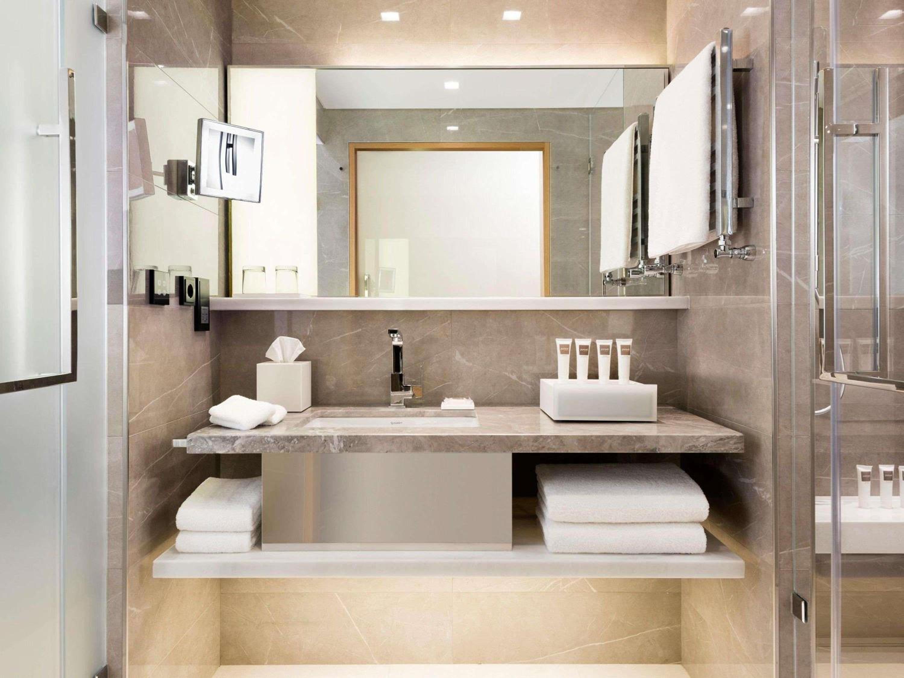 Executive Twin Room thumbnail 5