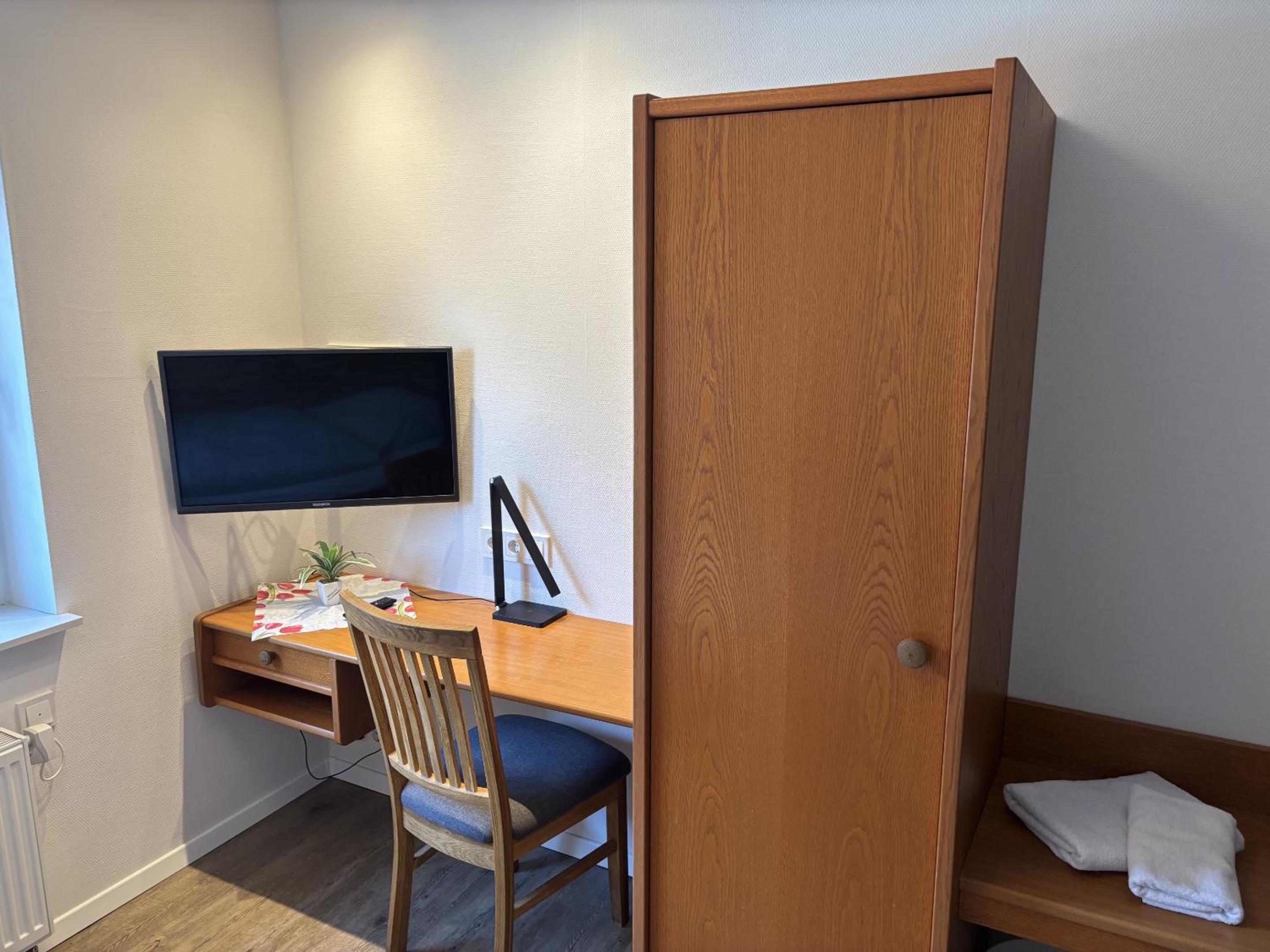 Single Room with Private Bathroom photo 1