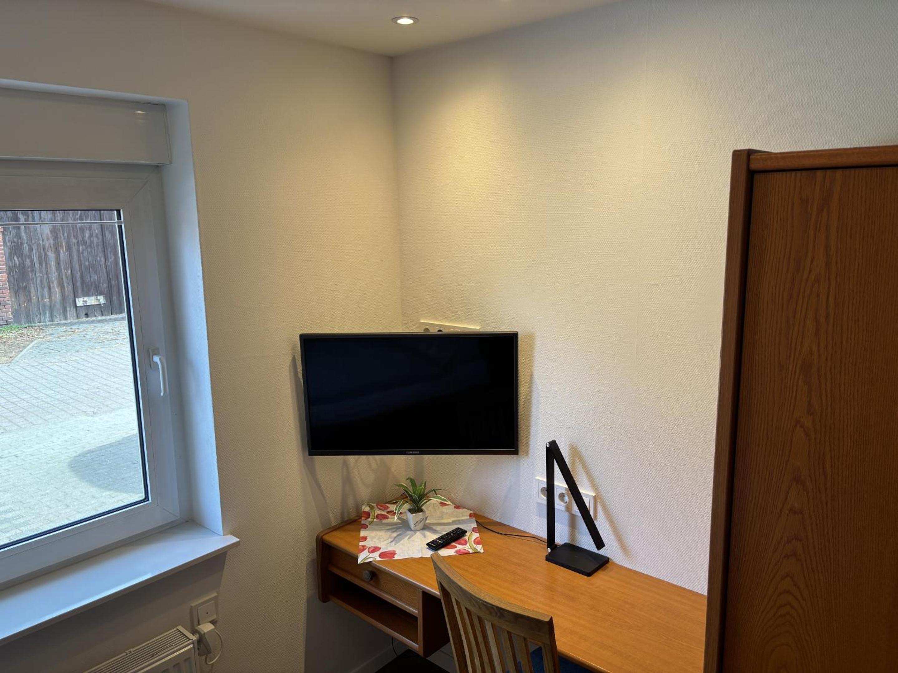 Single Room with Private Bathroom photo 3