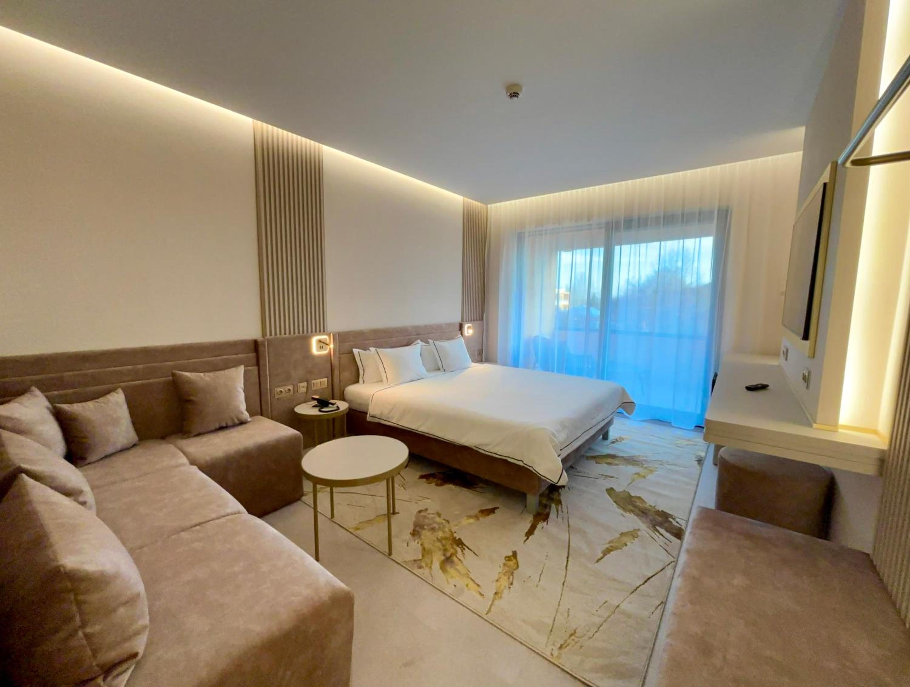 Deluxe Double or Twin Room with Pool View photo 2