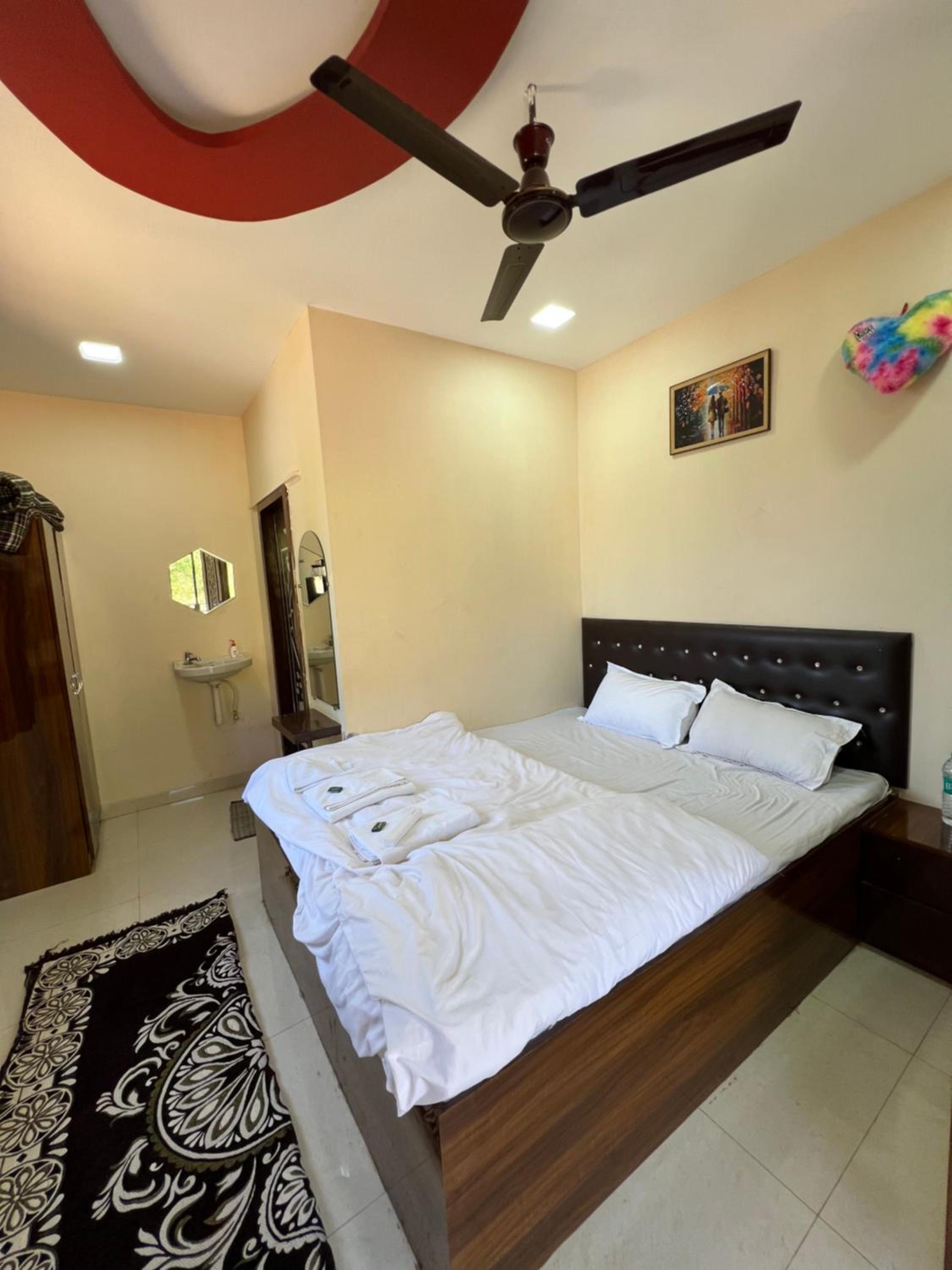 Deluxe Double Room (2 Adults + 1 Child) - Photo 1