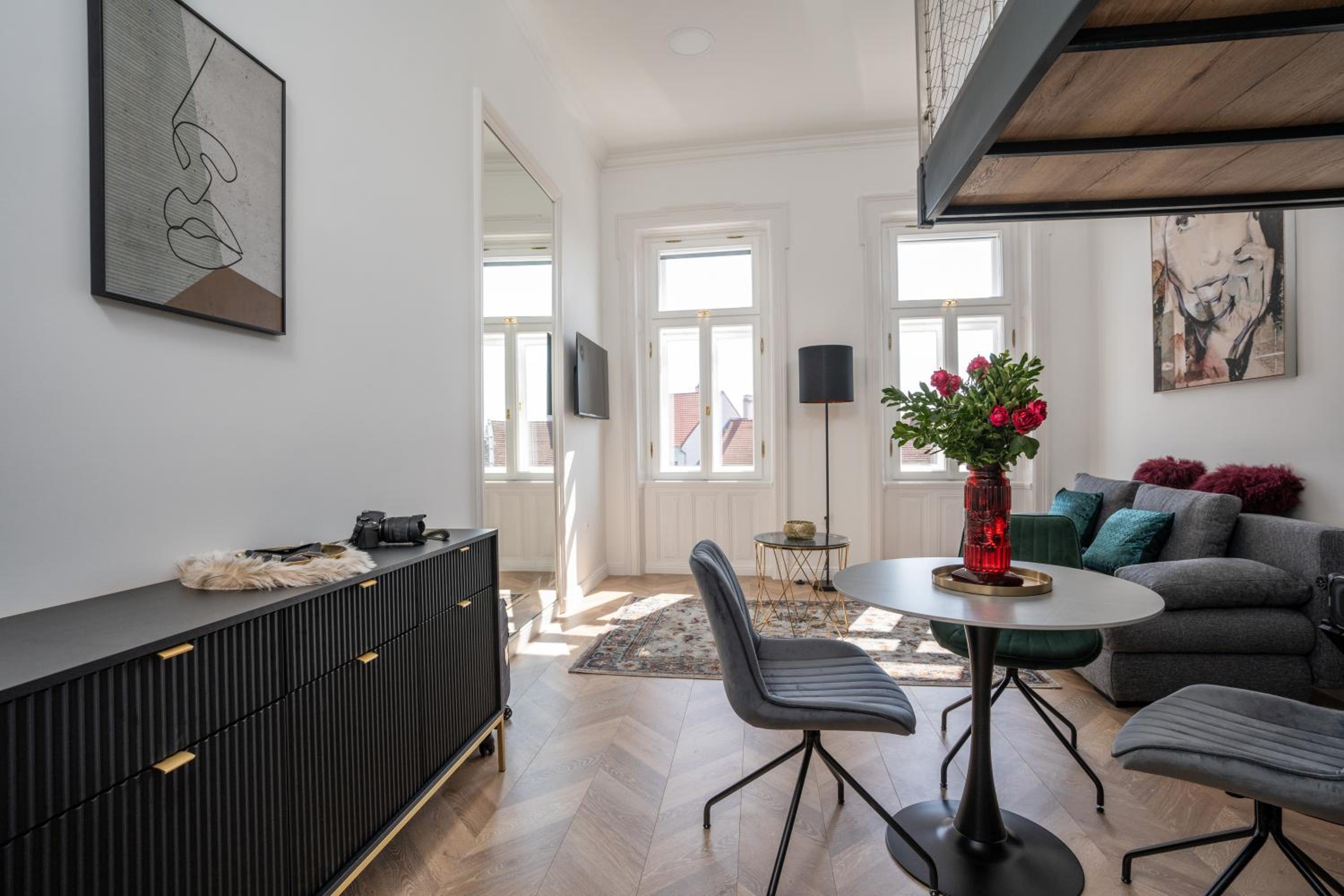 Deluxe Queen Studio