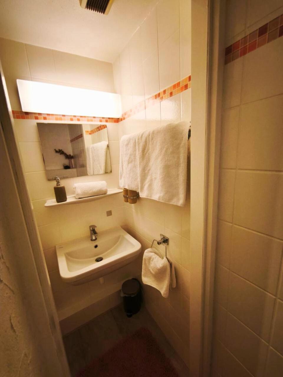 Standard Double Room - Photo 4