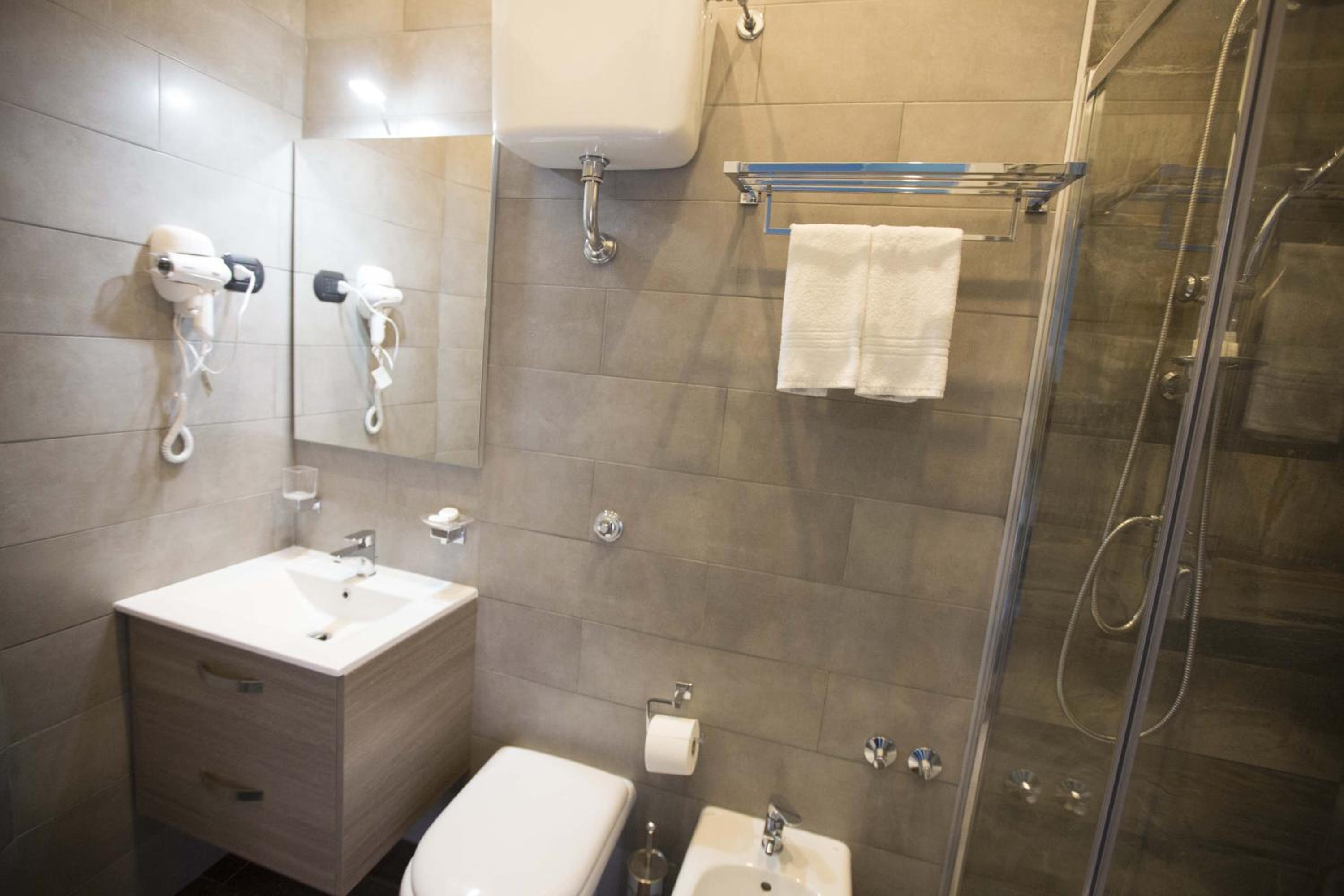 Quadruple Room with Private Bathroom photo 3