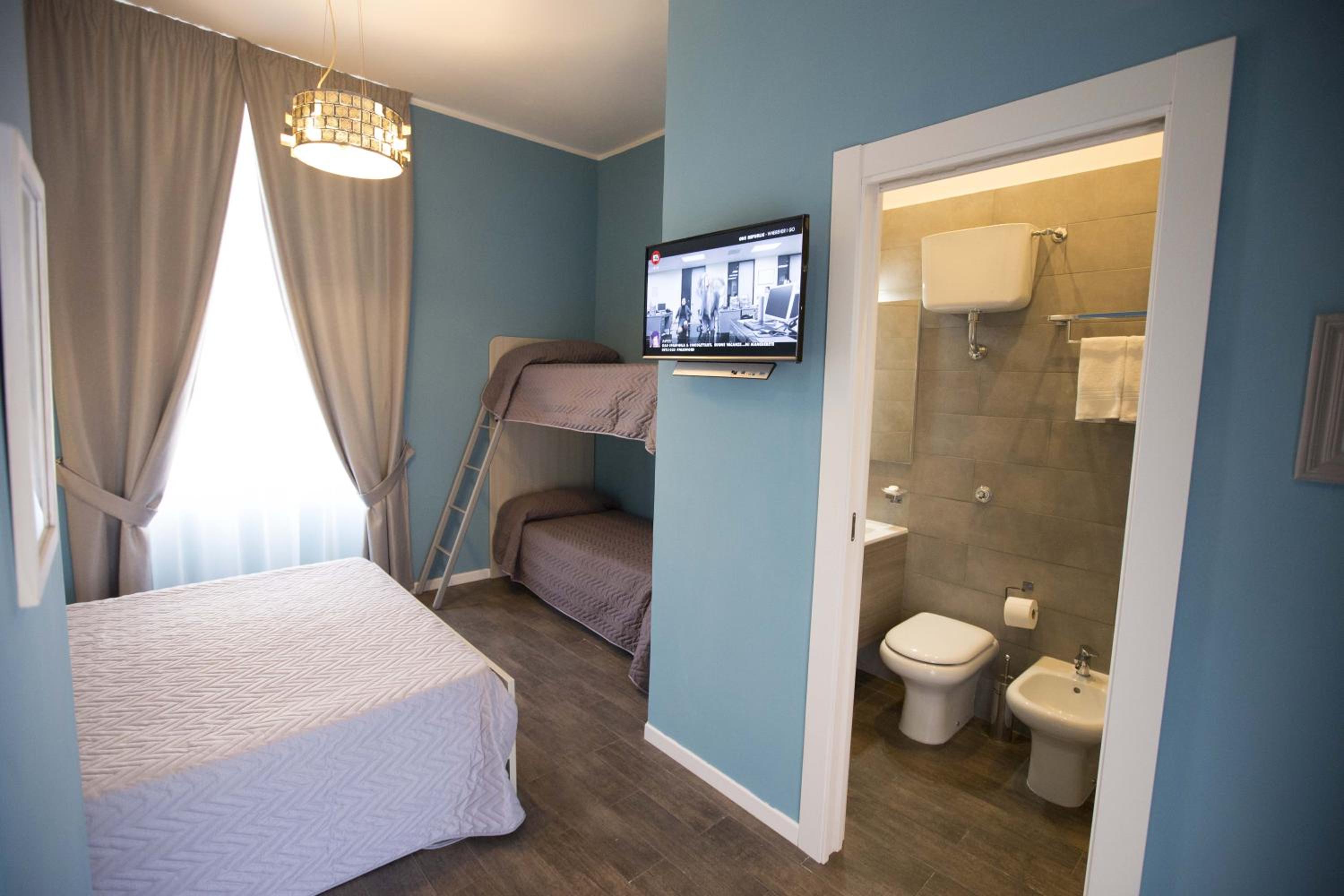 Quadruple Room with Private Bathroom photo 2