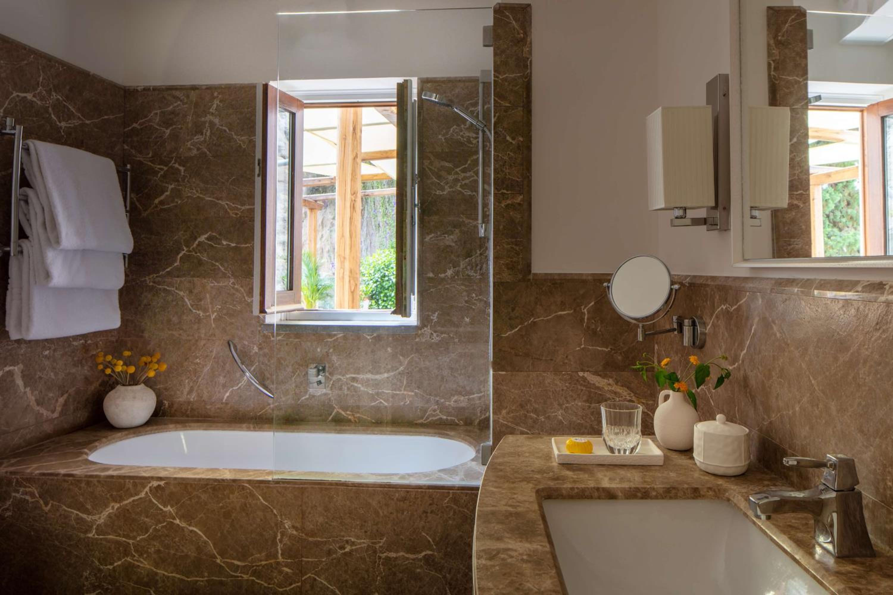 Suite dell’Eremita with Sea View Terrace and Jacuzzi with Extra Bed (2 Adults + 1 Child) thumbnail 5
