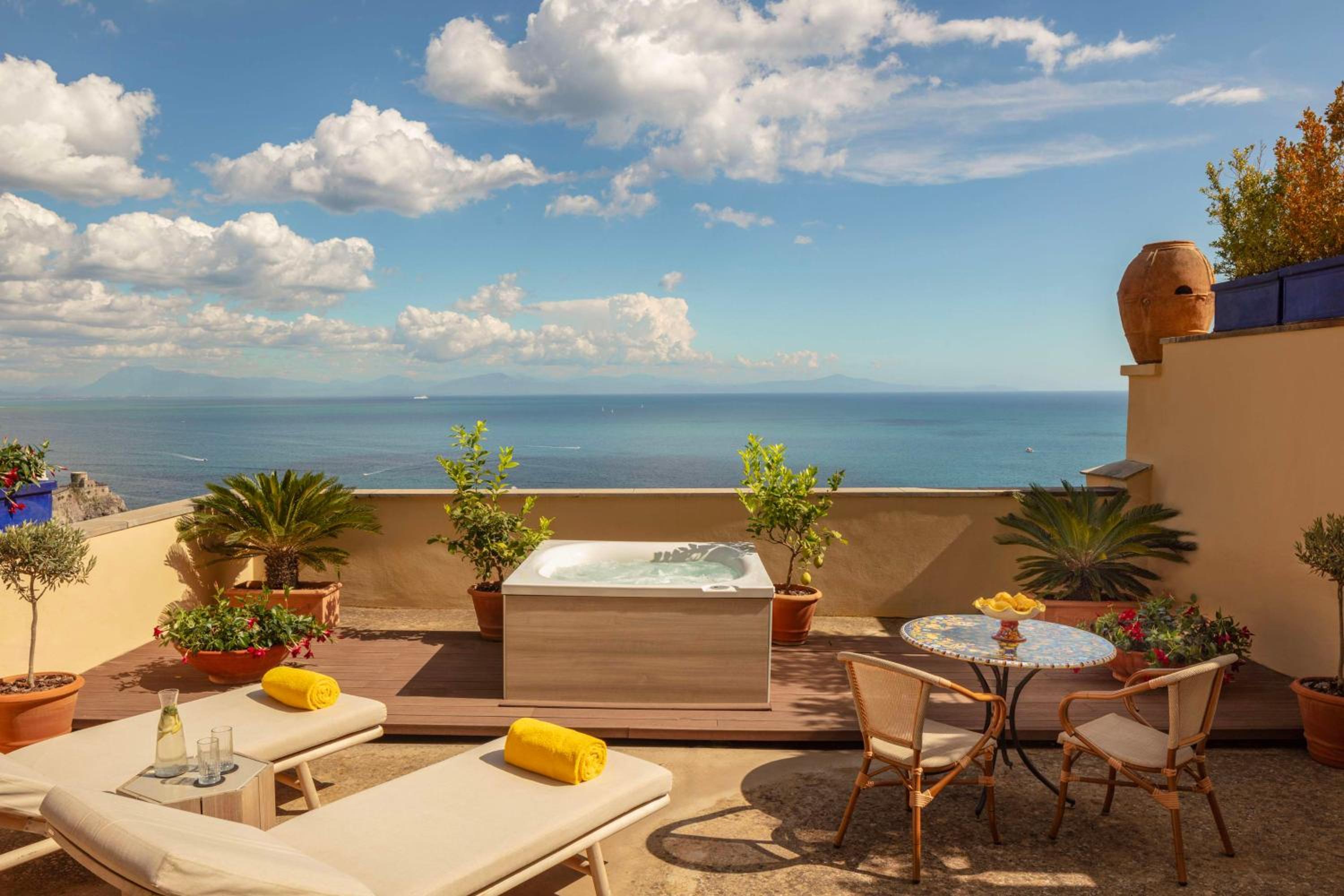 Suite Sea View with Terrace and Jacuzzi with Extra Bed (2 Adults + 2 Child)