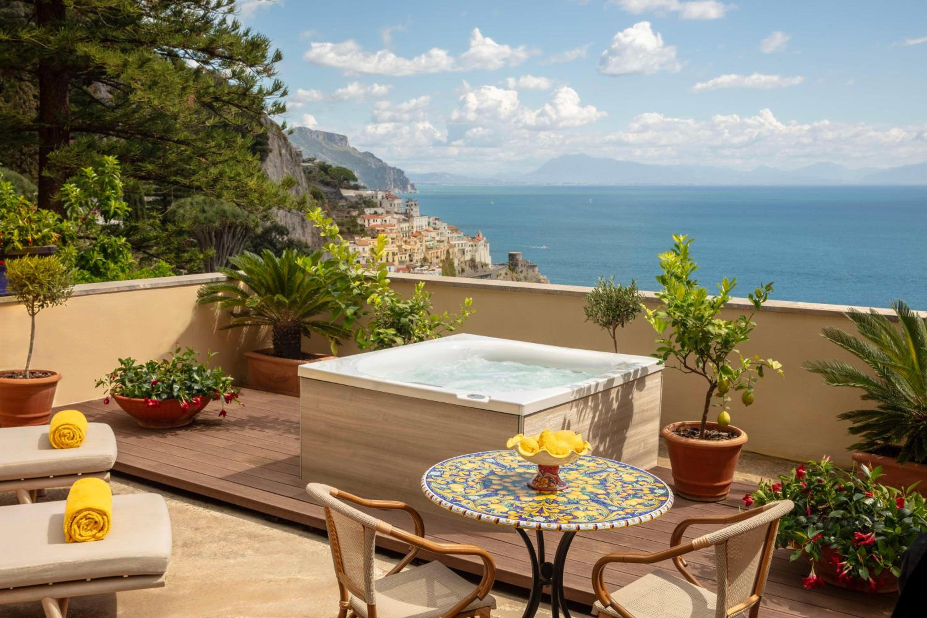 Suite Sea View with Terrace and Jacuzzi with Extra Bed (2 Adults + 2 Child)