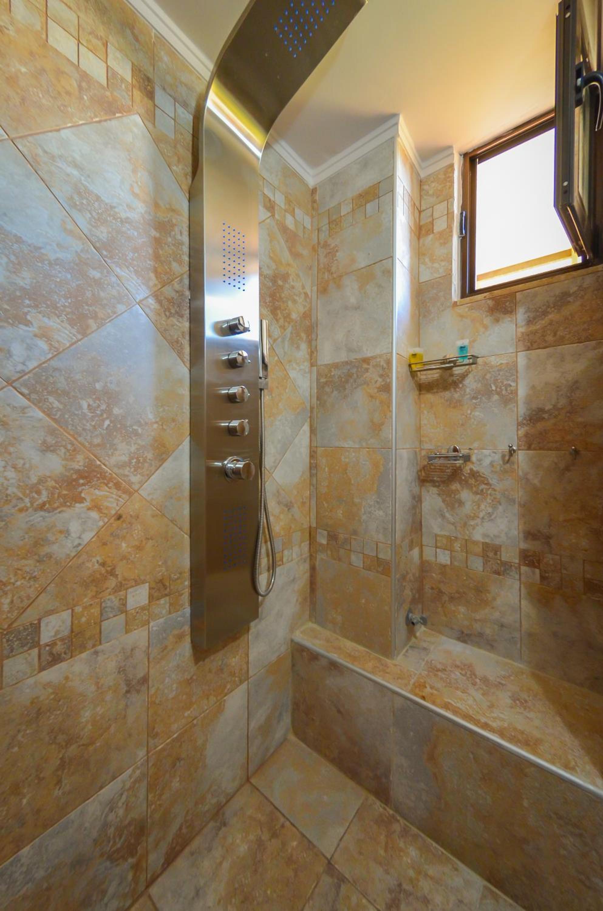 Deluxe Suite with Private Pool - Photo 6