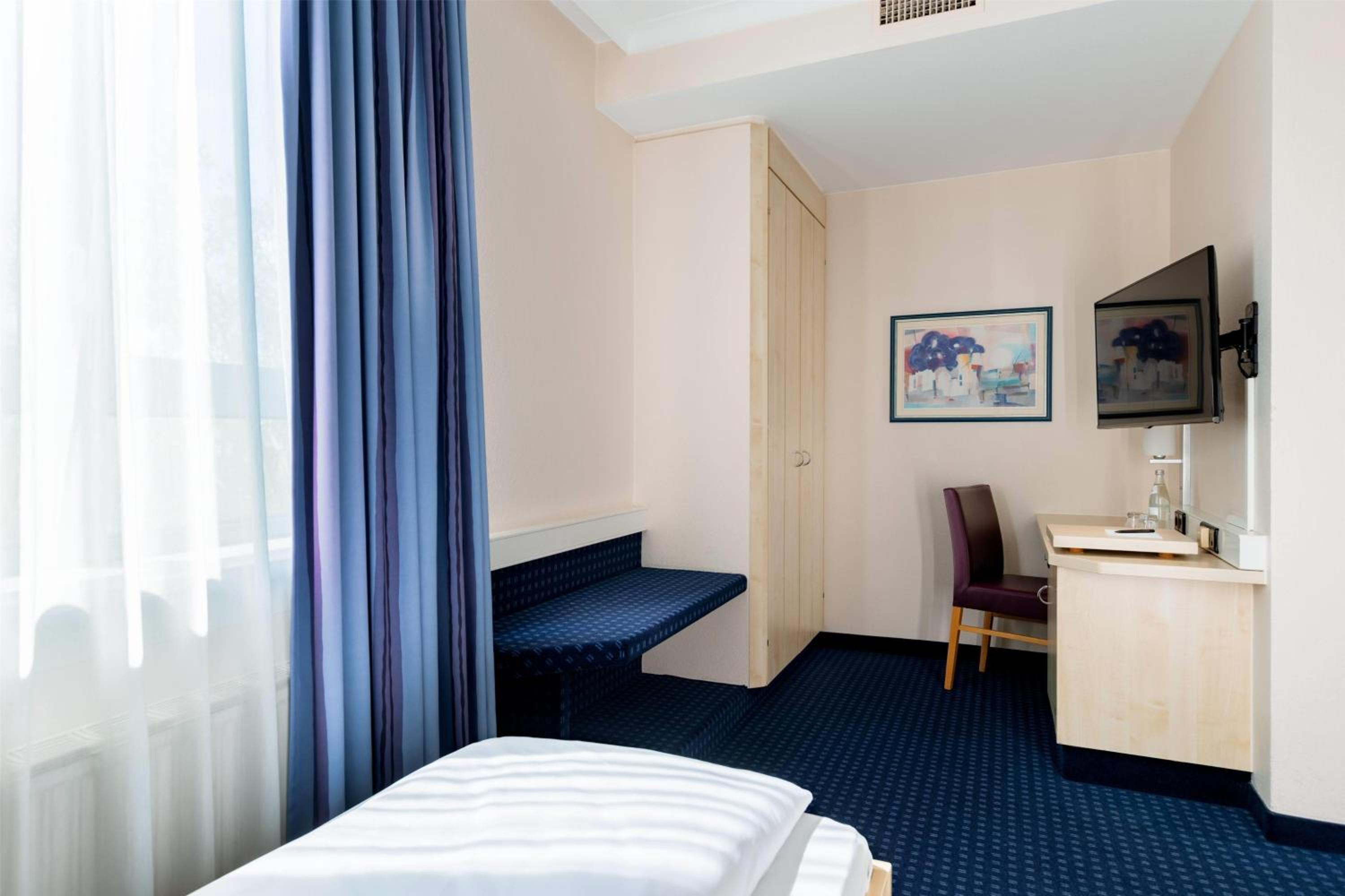 Twin Room - Disability Access photo 3