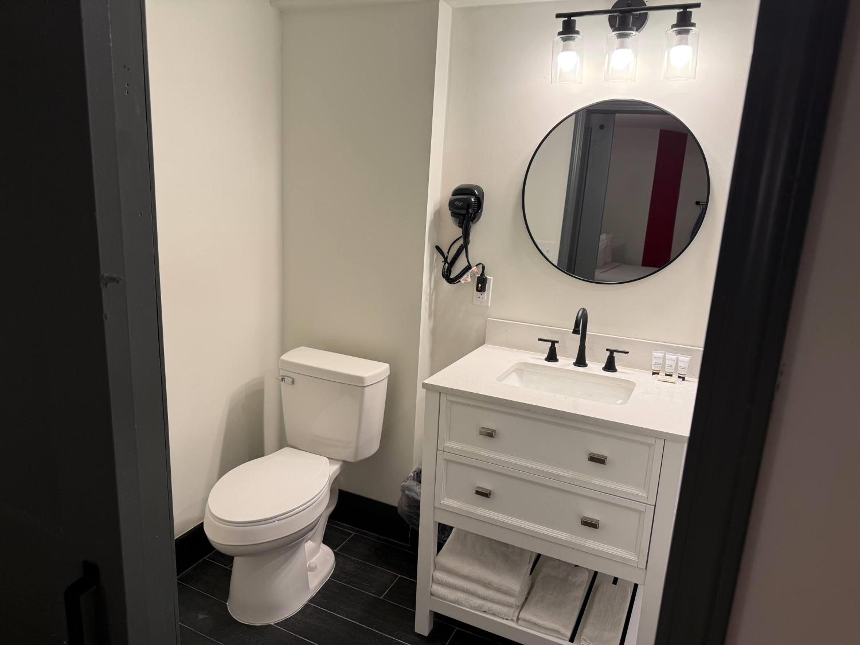 King Room with Mobility/Hearing Access and Roll-In Shower, Non-Smoking