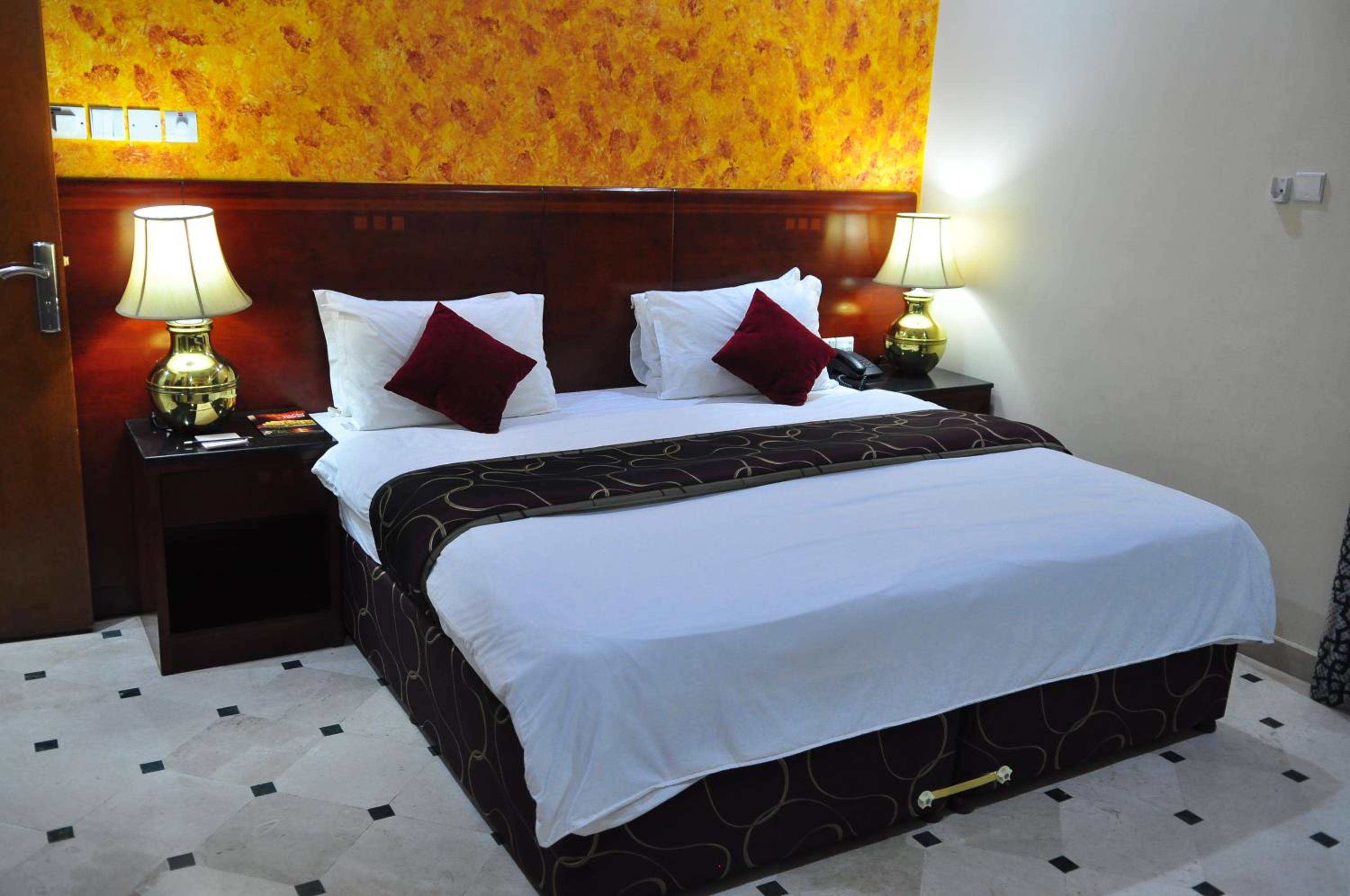 Standard King Room - Photo 11