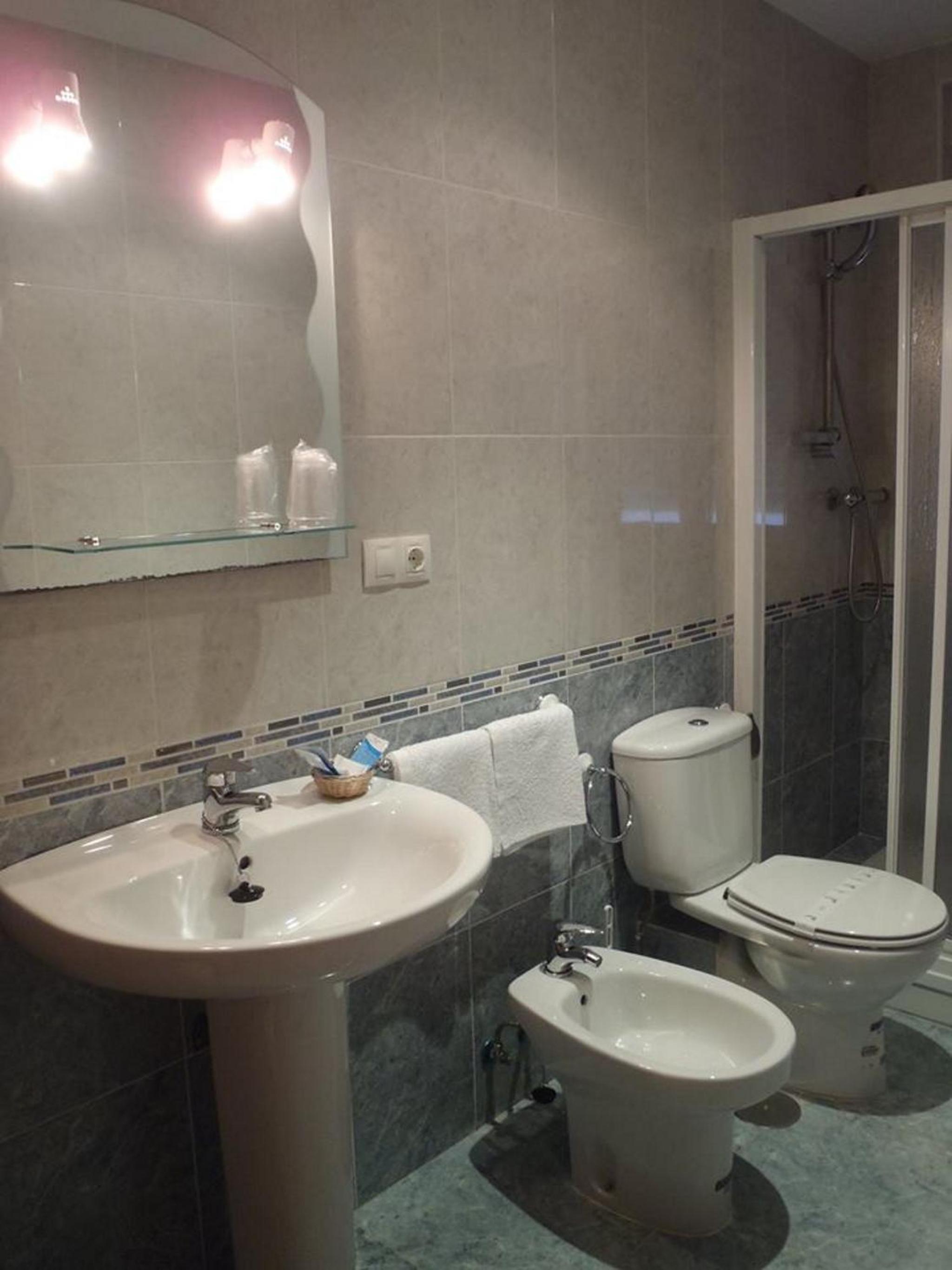 Twin Room with Bathroom photo 3