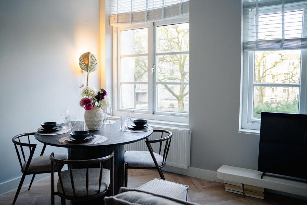 One-Bedroom Apartment with View photo 1