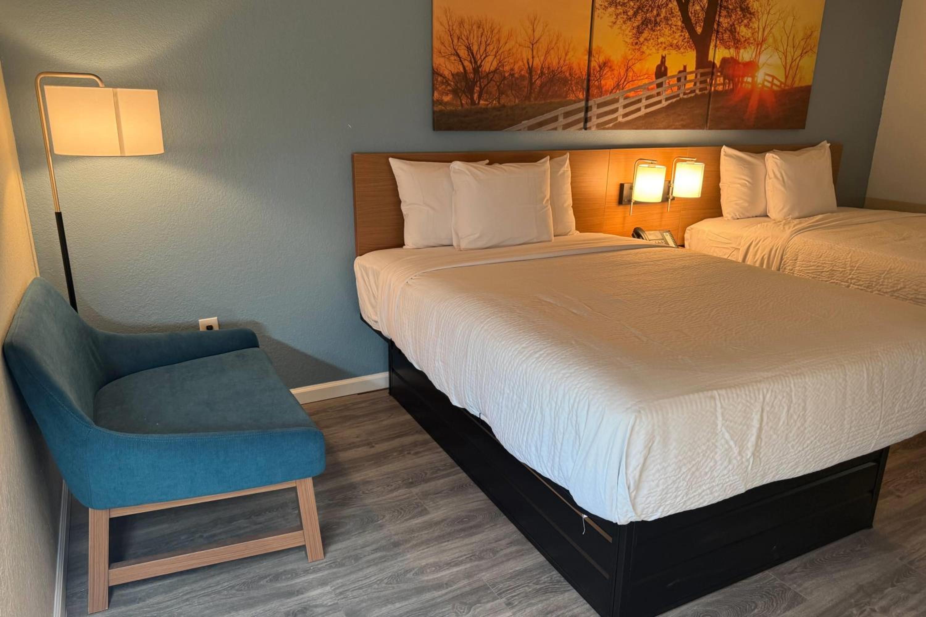 Queen Room with Two Queen Beds - Non-Smoking - Photo 2