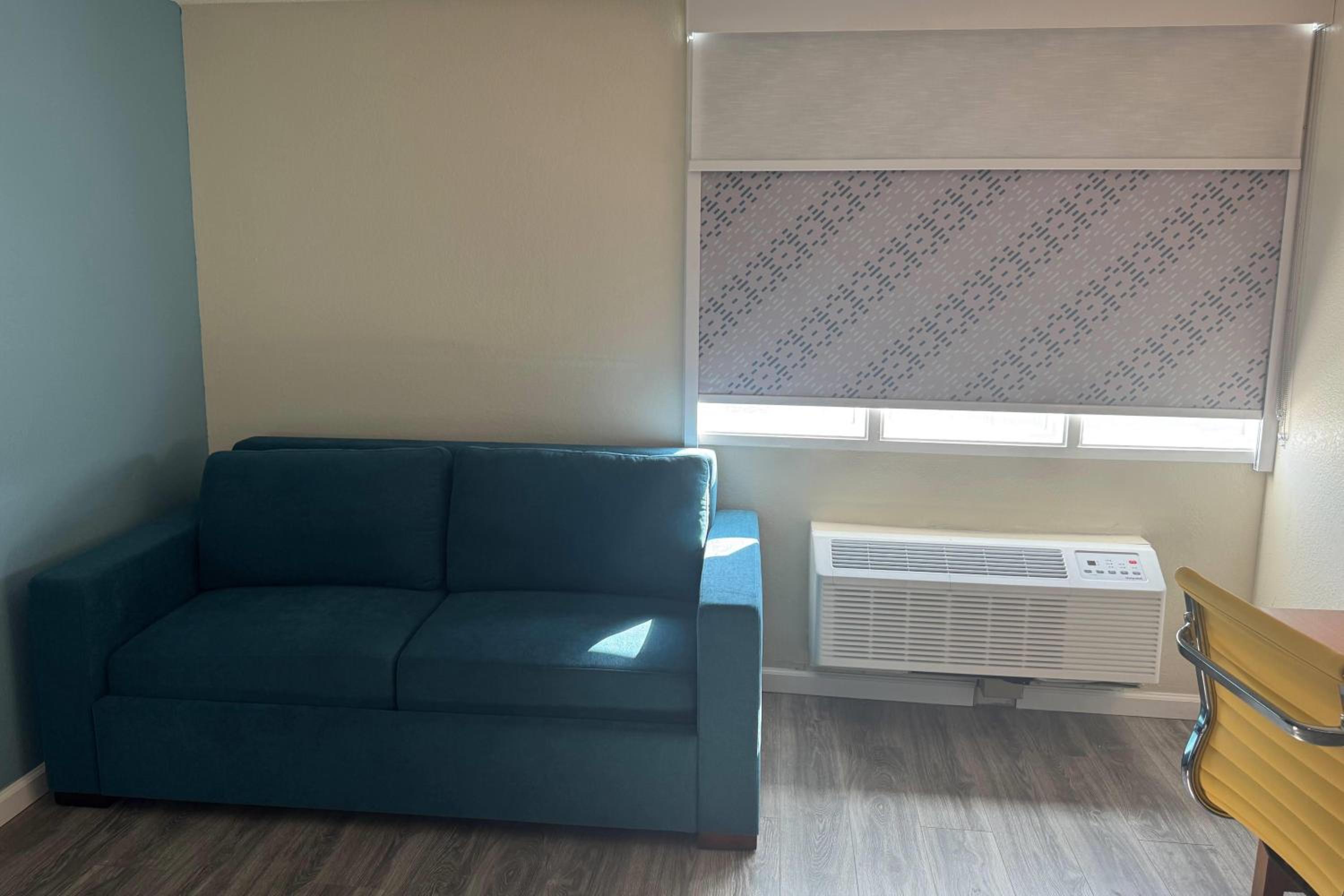 King Suite - Non-Smoking - Photo 2