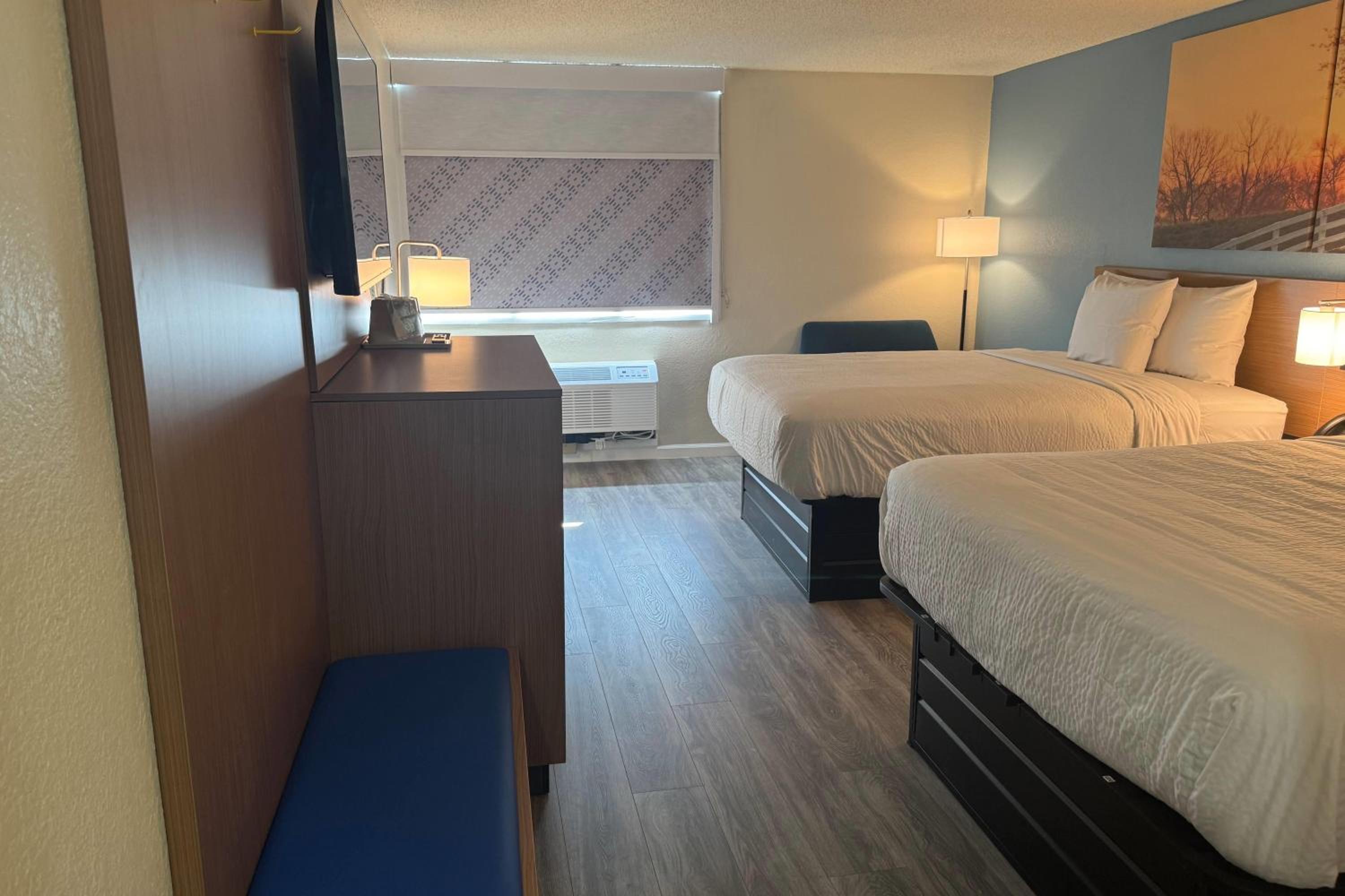 Queen Room with Two Queen Beds - Non-Smoking - Photo 3