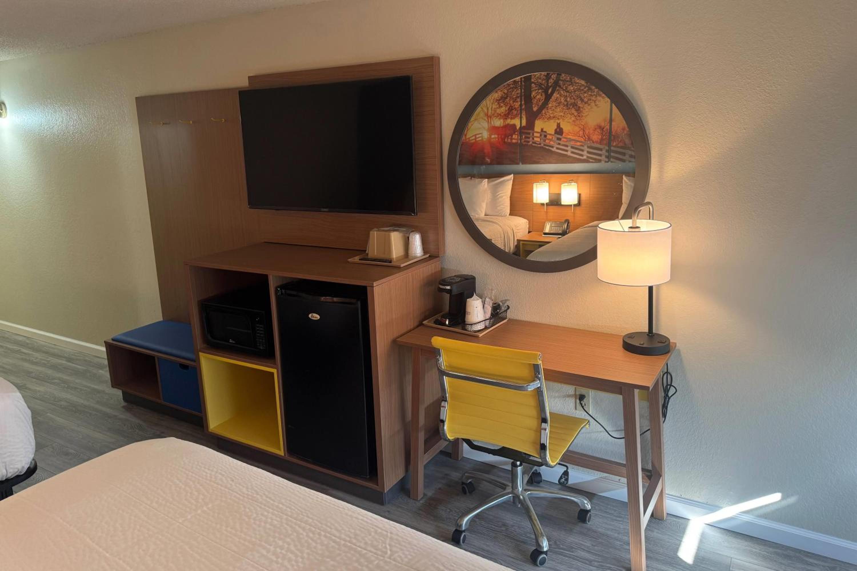 Queen Room with Two Queen Beds - Non-Smoking - Photo 4