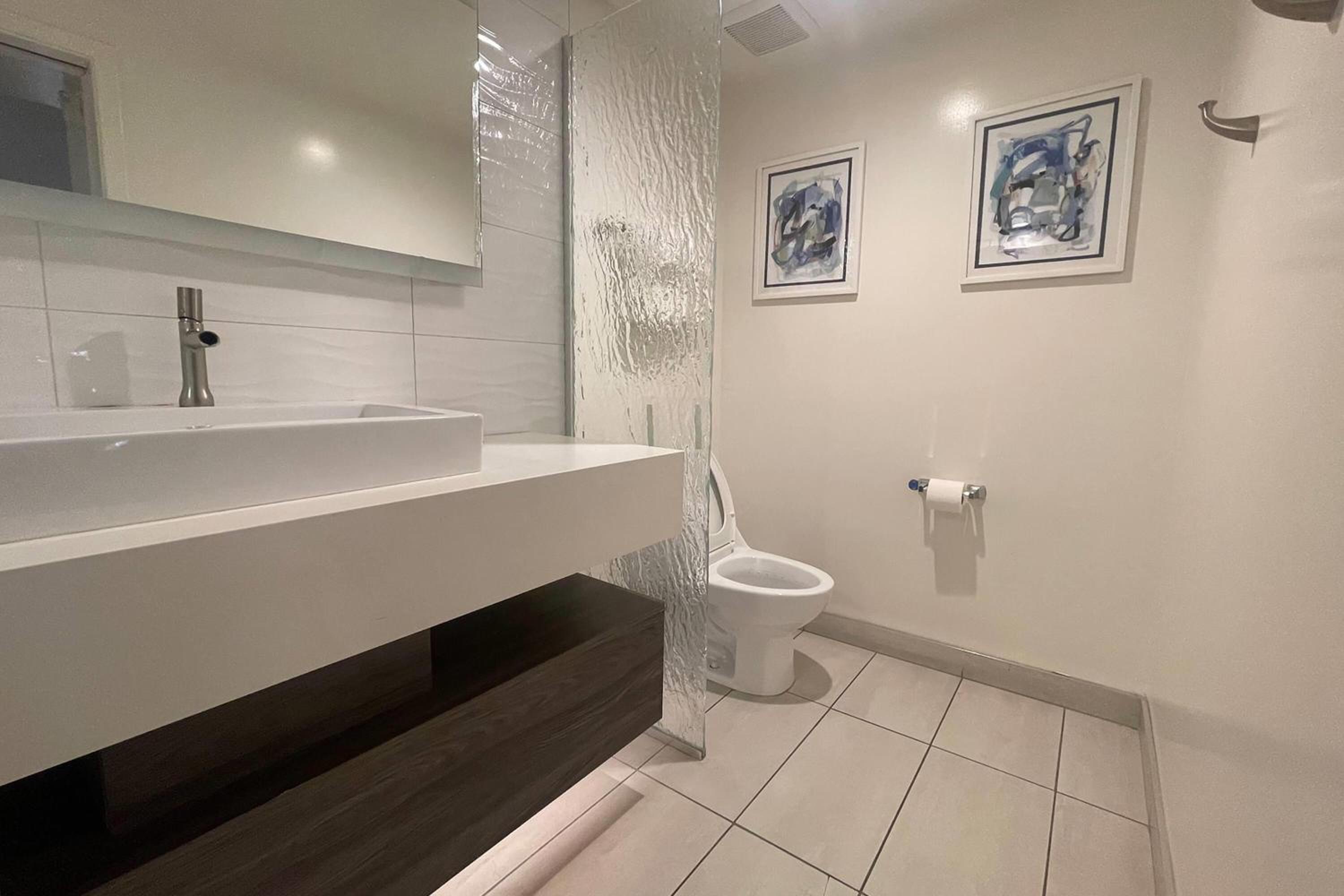 Deluxe King Room - Non-Smoking photo 3