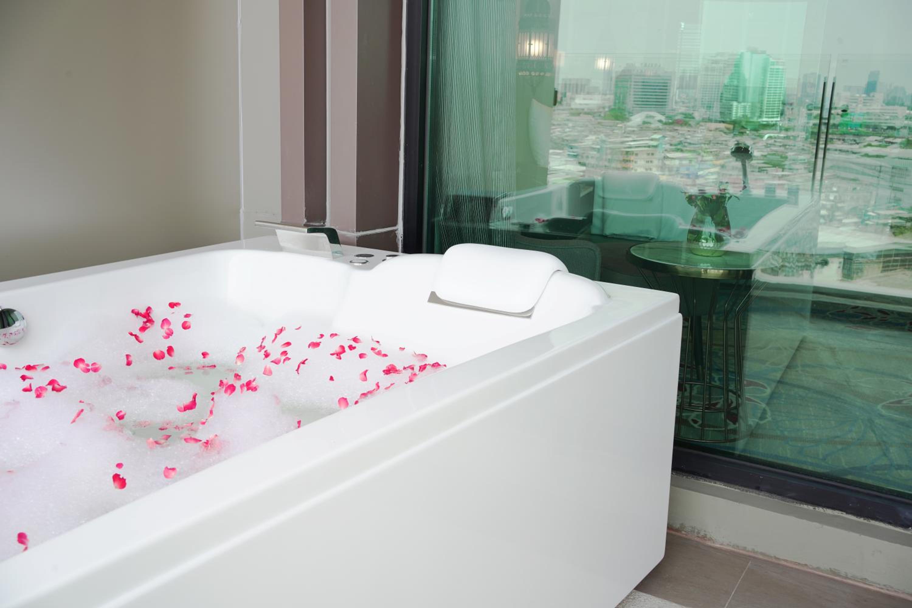 Jacuzzi Suite photo 1