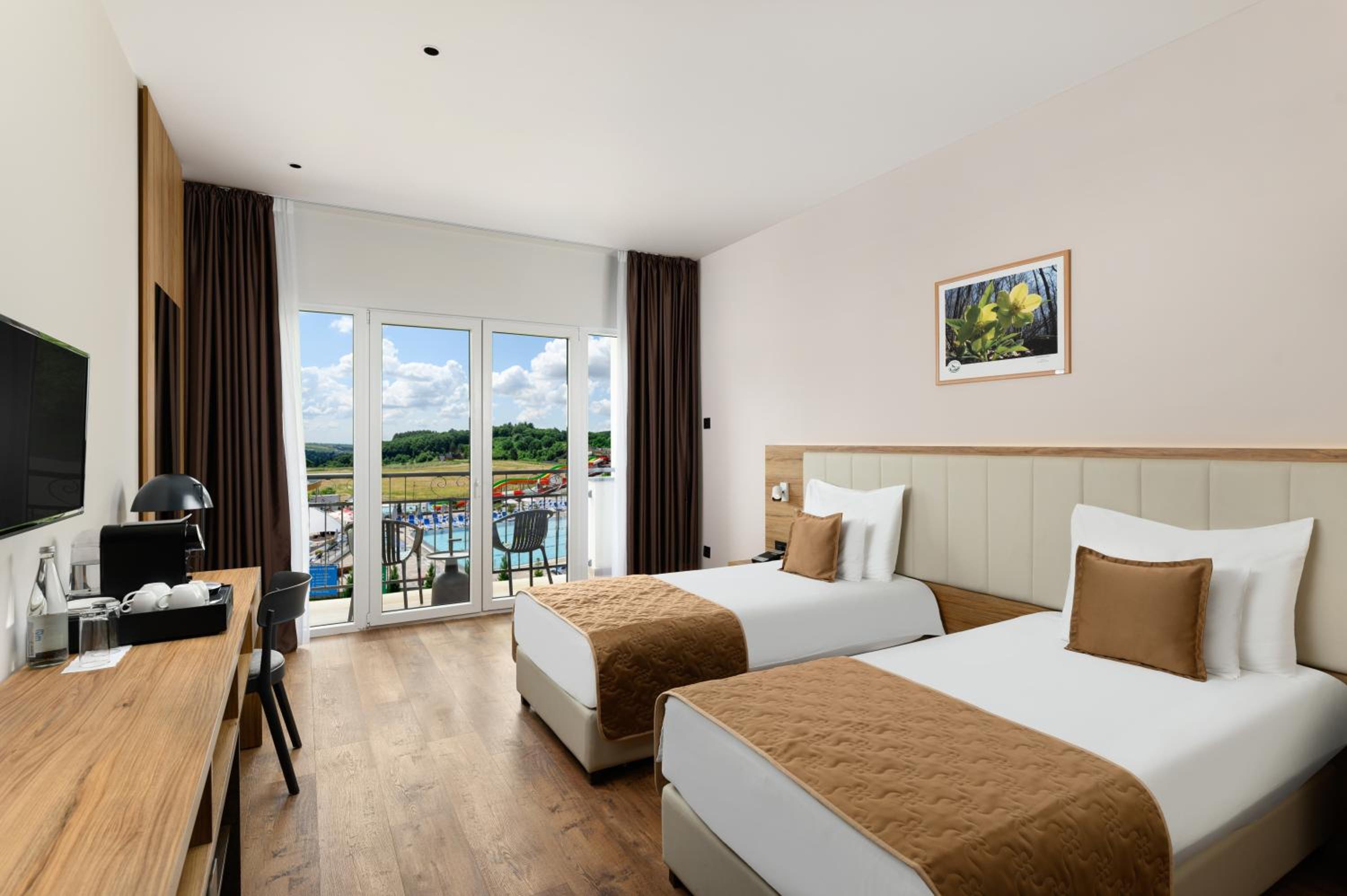 Standard Twin Room with Pool View - Photo 9