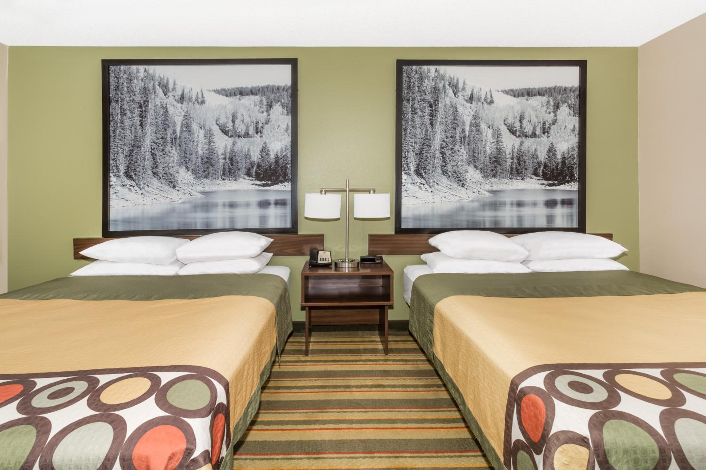 Queen Room with Two Queen Beds - Non-Smoking - Photo 7