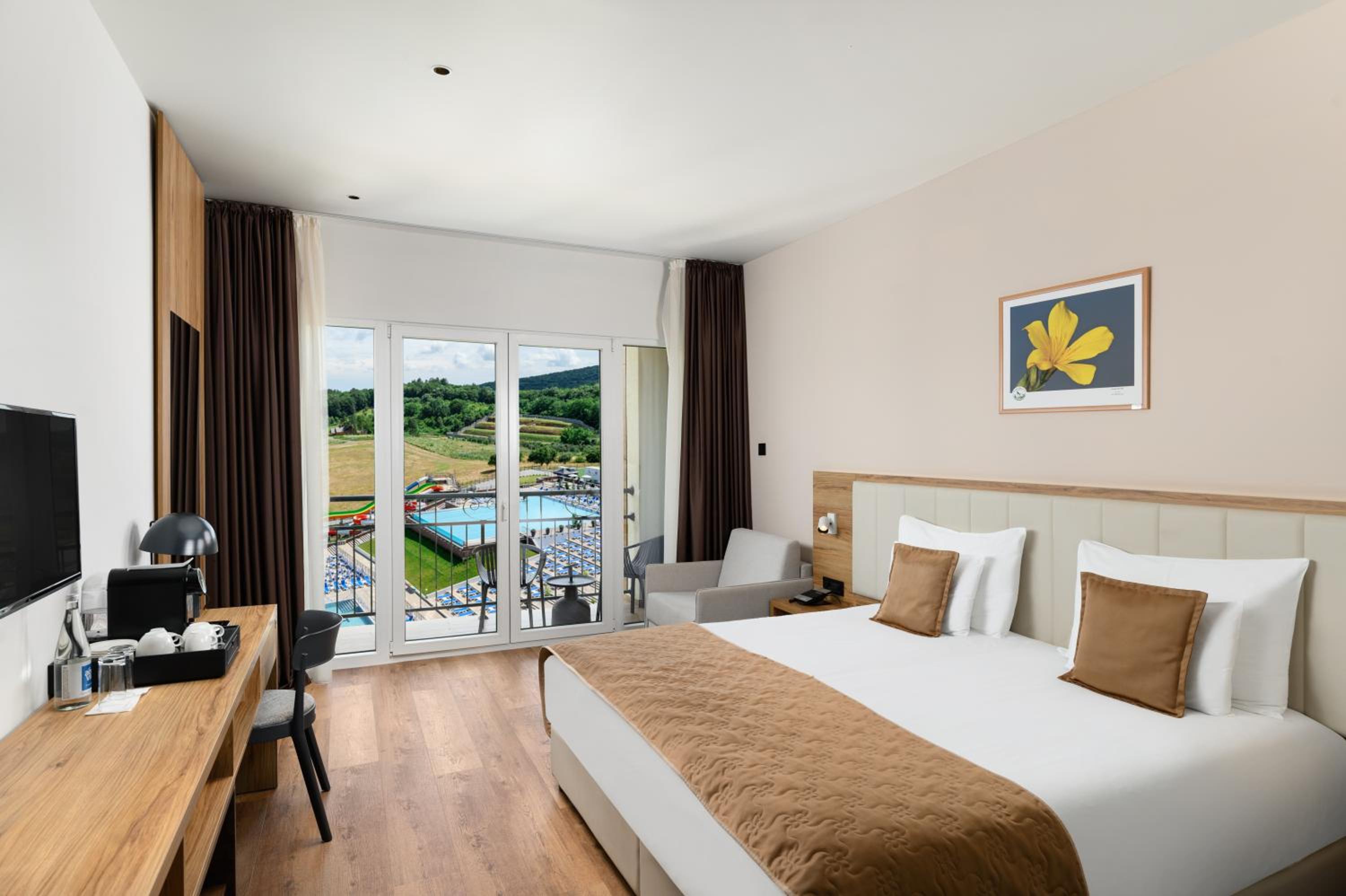 Superior Room with Balcony and Pool View - Photo 4