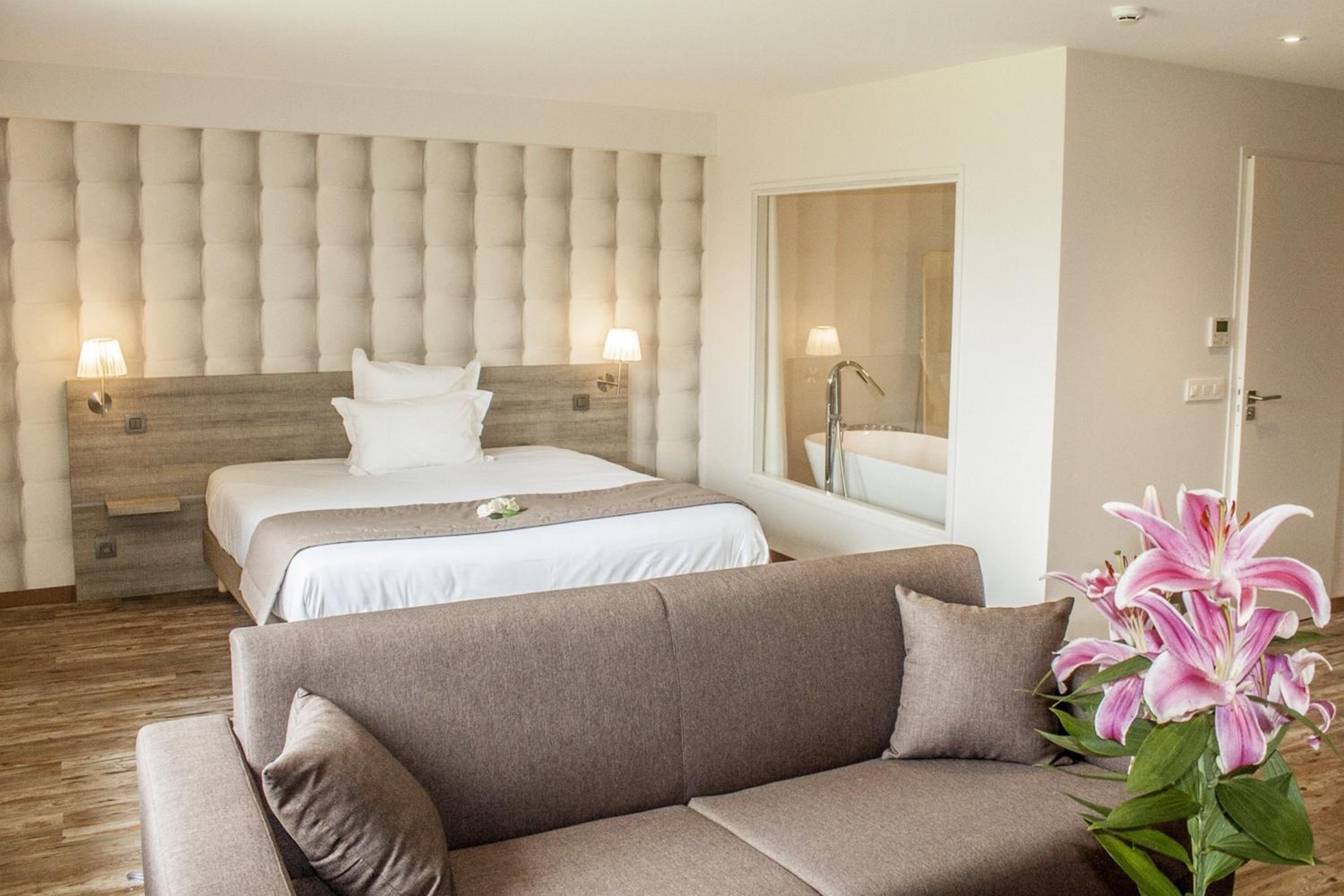 Suite - Photo 1