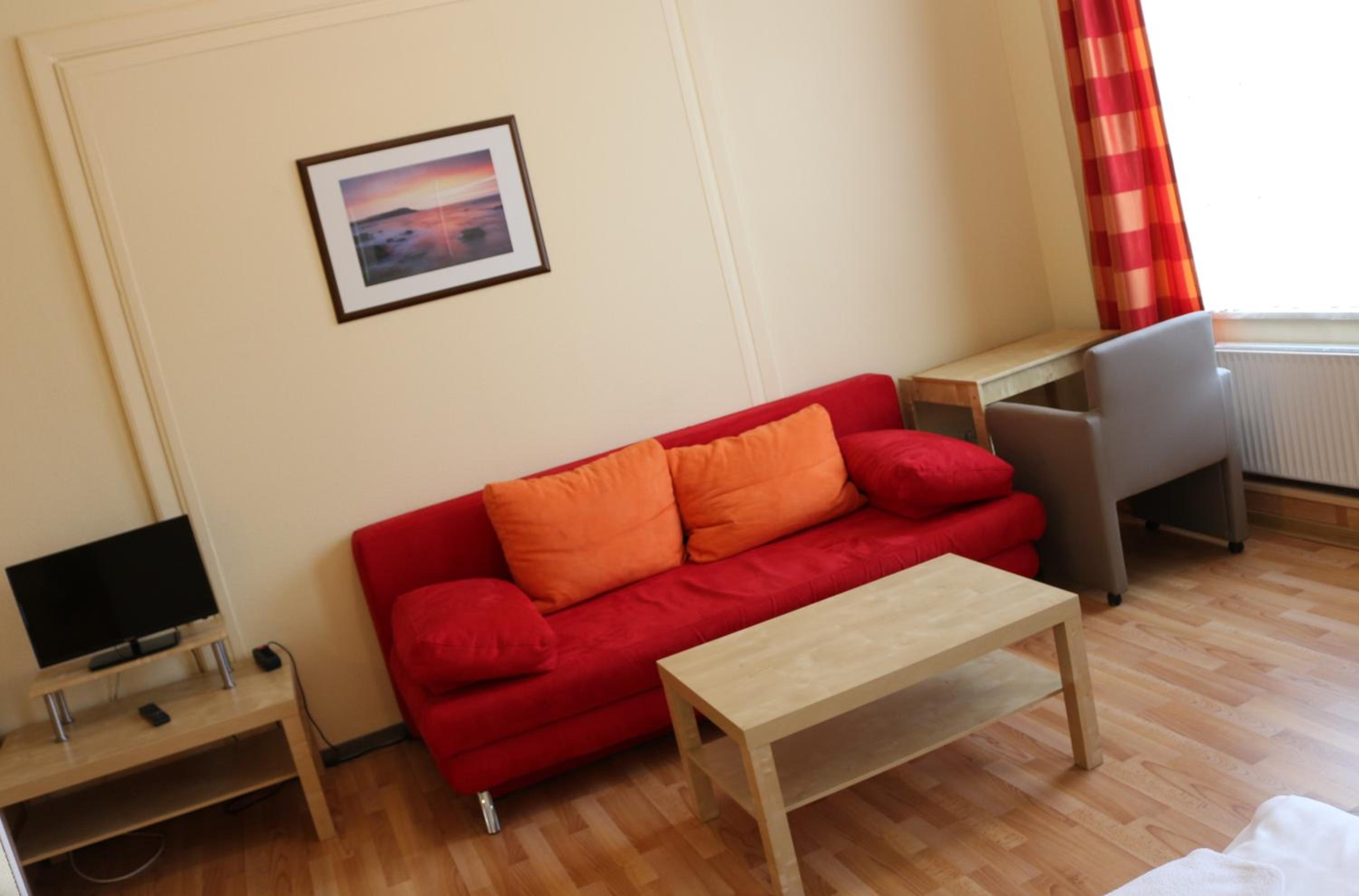 Double Room with Private Bathroom - Photo 10