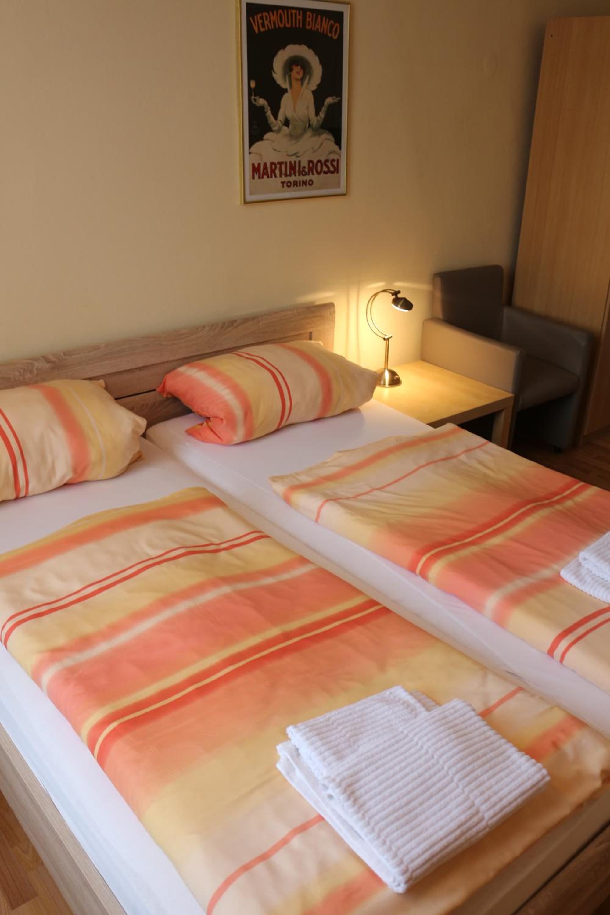 Double Room with Private Bathroom - Photo 9