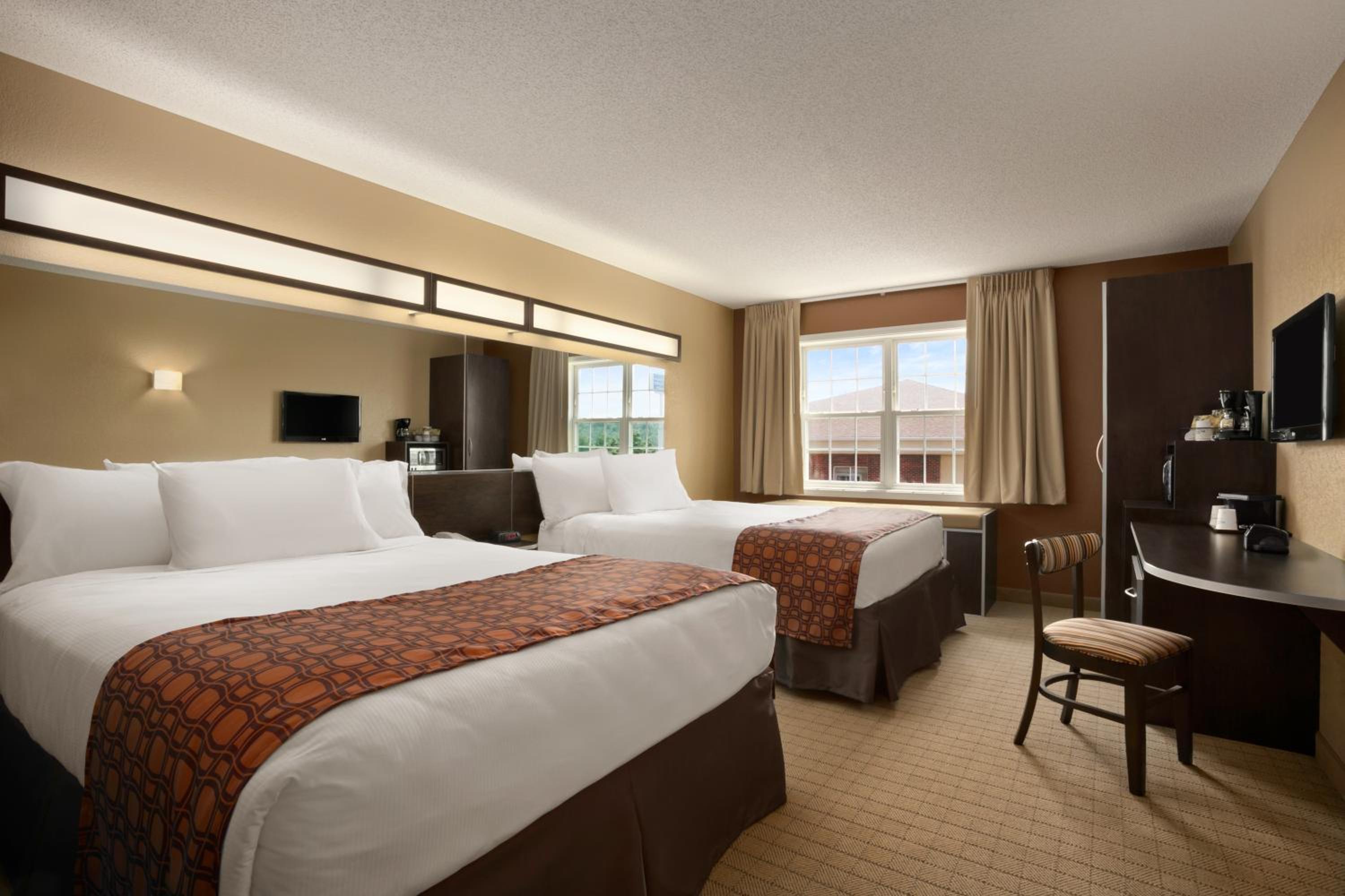 Queen Room with Two Queen Beds - Non-Smoking - Photo 3