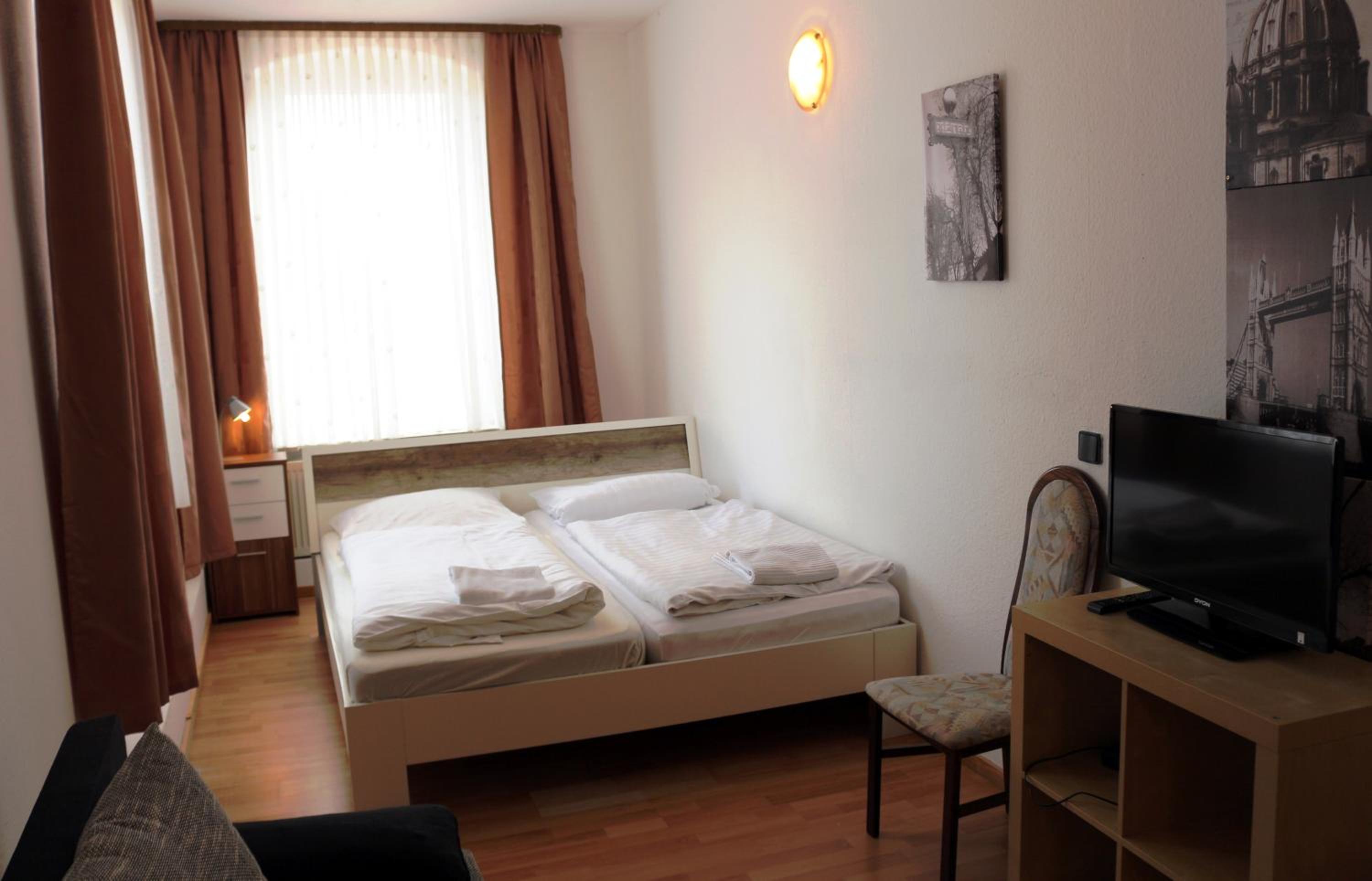 Double Room with Private Bathroom - Photo 6