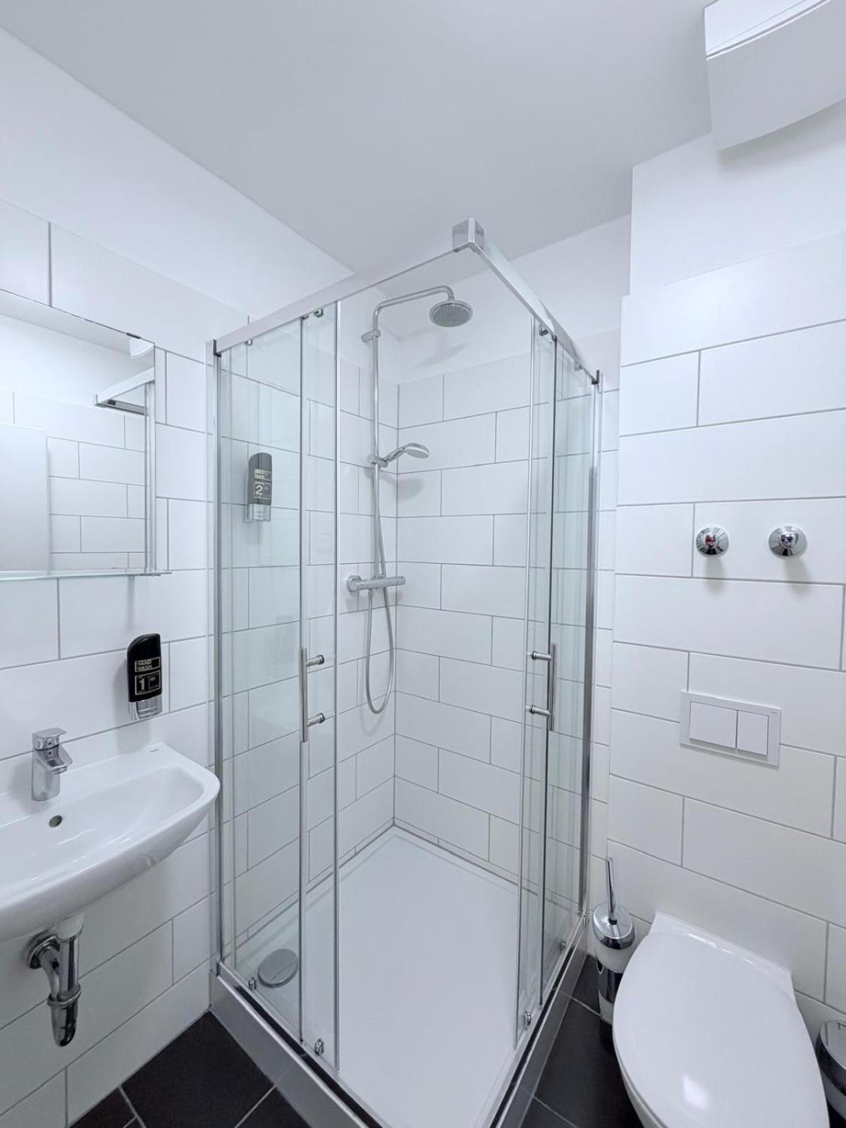 Studio Apartment with Small Double Bed and Courtyard View photo 1