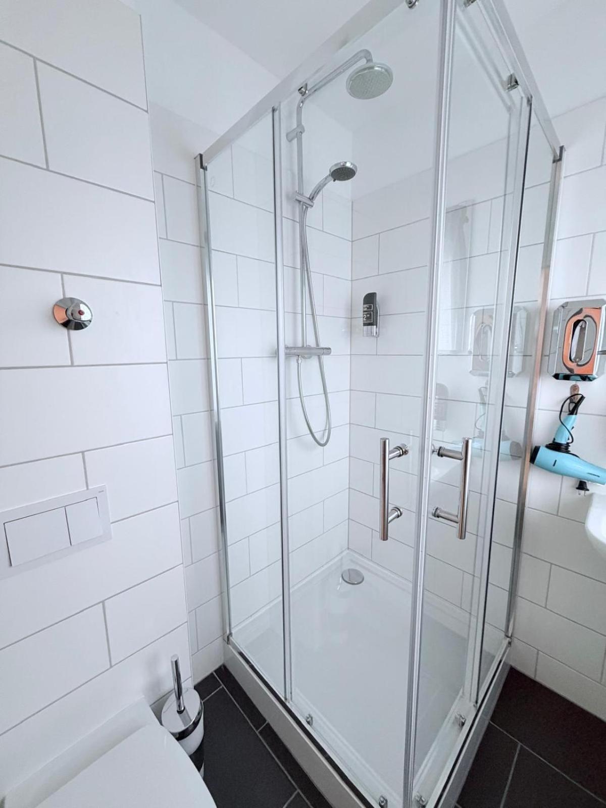 Studio Apartment with Small Double Bed and Courtyard View photo 2