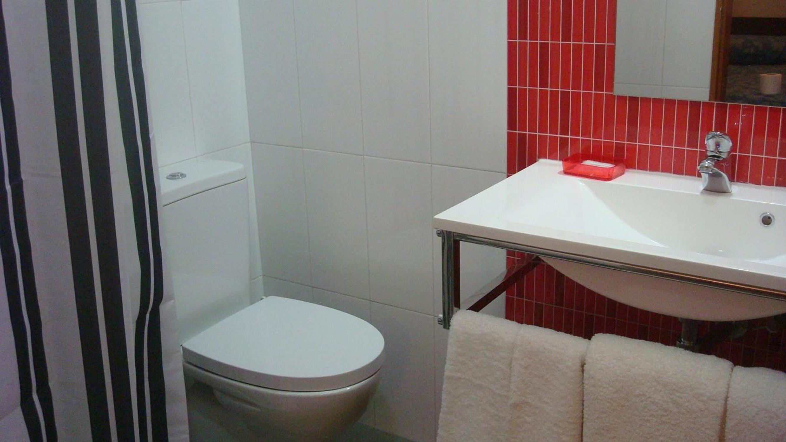 Double Room with Private Bathroom - Photo 12