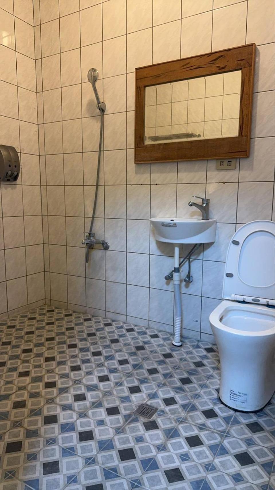 Single Room with Bathroom photo 1