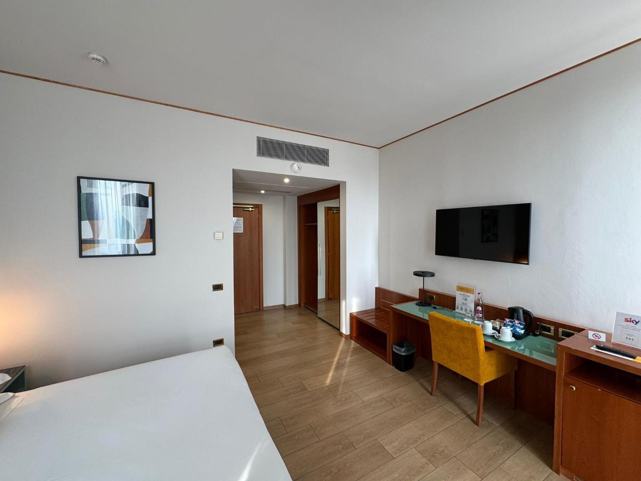 Premium Twin Room - Photo 3