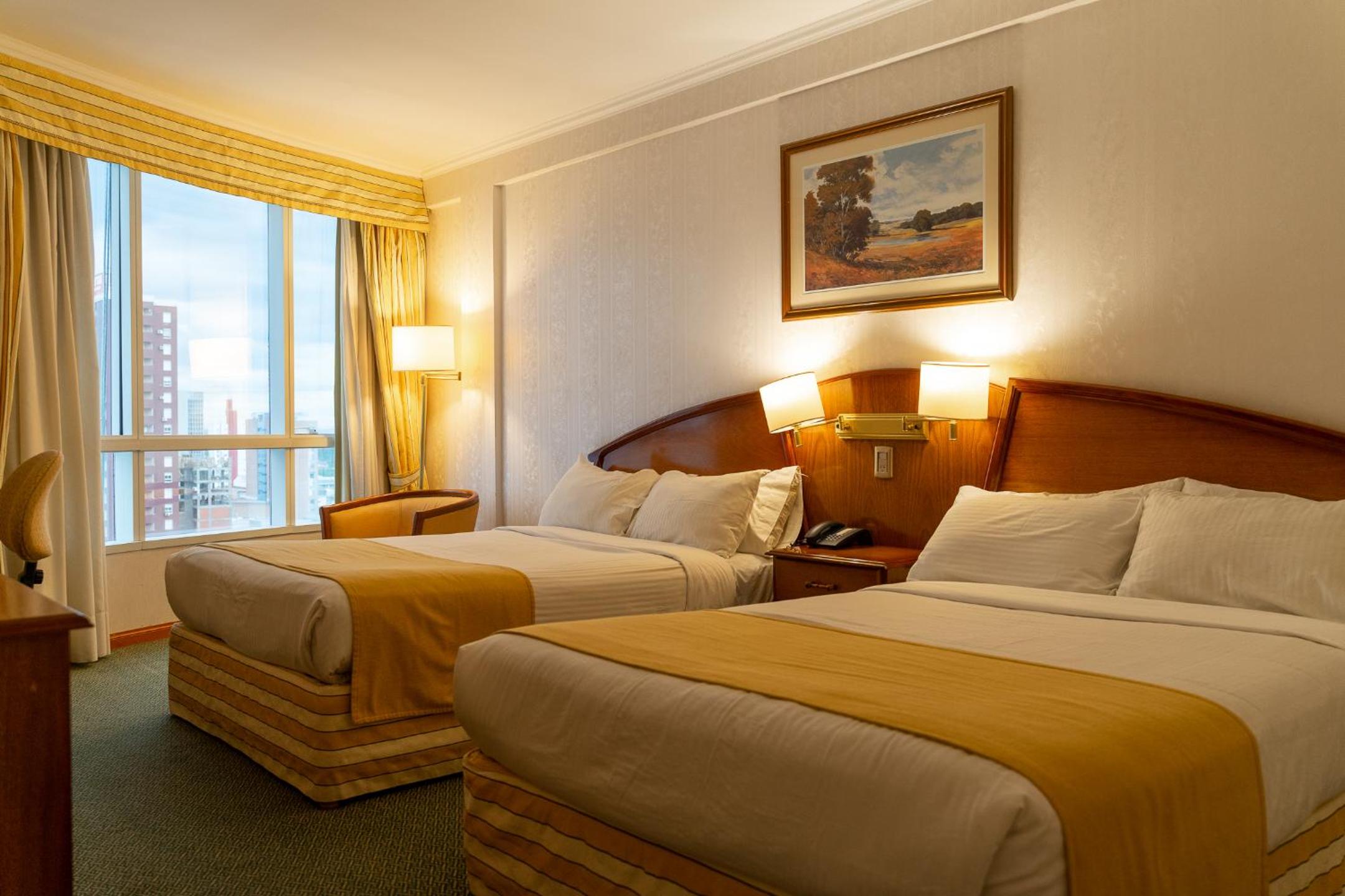 Queen Room with Two Queen Beds photo 2